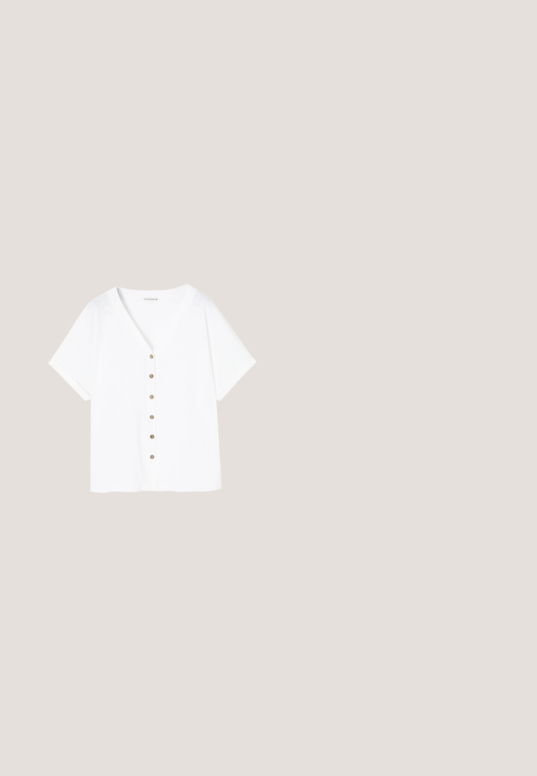Chemise blanche à manches courtes avec un col en V et une rangée de six boutons marron sur le devant, fabriquée dans un tissu doux et lisse.; Gilet sans manches blanc au design ajusté, avec six boutons ronds et deux poches avant. Fabriqué dans un matériau lisse avec une finition soignée.; Shorts taille haute de couleur crème, coupés sur mesure, avec passants de ceinture, plis à l'avant et poches latérales inclinées.; Mule blanche à bout ouvert avec un petit talon bas en forme de kitten heel et une large lanière texturée effet crocodile traversant le pied.; Lunettes de soleil rectangulaires avec une monture en acétate écaille de tortue, des verres teintés marron et des accents dorés sur les branches, de marque "vogue."; Sac cabas tissé crème avec larges bretelles et détail de logo ovale doré à l'avant.