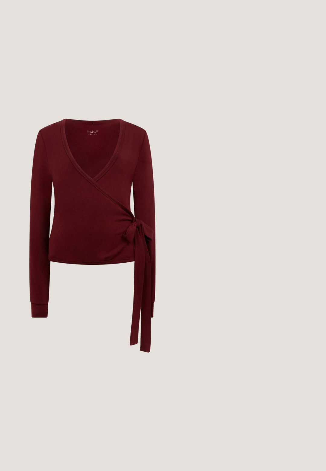 Top cruzado de manga larga en color burdeos con cuello en V, detalle de lazo en la cintura, textura suave y diseño ajustado. La tela parece ser suave y elástica.; Camisa de mezclilla con cuello, mangas largas, dos bolsillos en el pecho y cierre frontal de botones. Color azul oscuro con textura desgastada.; Jeans de talle alto en azul, de pierna recta, con pequeños bordados de flores blancas esparcidos por la tela.; Zapato slingback plano rojo puntiagudo con tres correas con hebillas plateadas y tacón bajo negro sobre fondo blanco.; Bolso pequeño de ante marrón con cierre de plata y monedero de cuero texturizado a juego con cremallera, con placa de logotipo de la marca en la parte delantera.; Pendientes de oro con una forma suave y redondeada y superficie brillante; cuentan con un pequeño vástago para un ajuste seguro.
