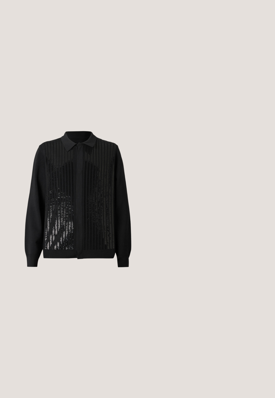 Sort cardigan med krave, der har lodrette striber af palietter og et tekstureret stof. Knaplukning foran og lange ærmer.; Grå langærmet skjorte lavet af glat stof, med knaplukning fortil, klassisk krave og et subtilt broderet logo på brystet.; Marineblå, brede bukser lavet af glat stof, med to forlommer og snoretræk ved kanten. Renset, skræddersyet design uden udsmykning.; Sort læder slip-on loafer med lav hæl og rundet tå, vist på en simpel hvid baggrund.; Sorte plastiksolbriller med mørke linser, rektangulær form og en sølvdetalje på stangene. Glat overflade og moderne design.; Sort polo-shirt med guld logo, mørke denim jeans og lyse sko. Olivengrøn kasket med logo. Modellen står med armene over kors mod en struktureret baggrund.