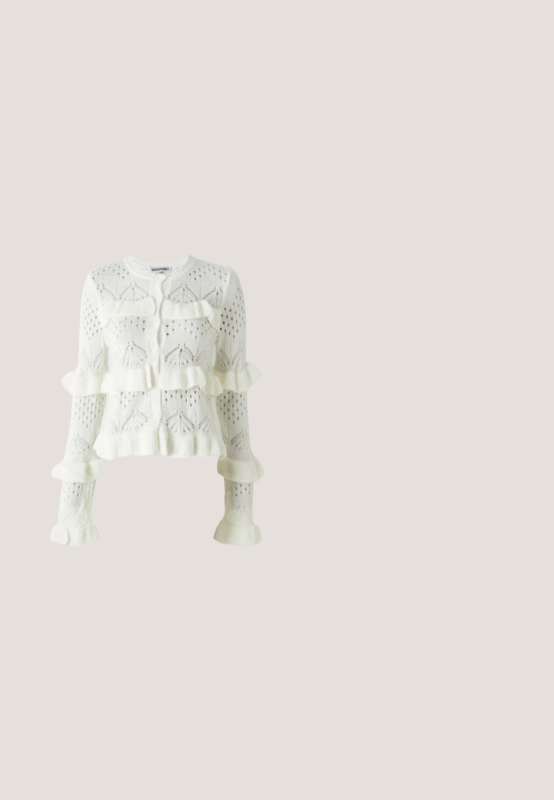Witte gebreide cardigan met een gestructureerd patroon, voorzien van ruches aan de zoom en de mouwen, en knoopsluitingen aan de voorkant.; Witte mouwloze top met een geplooide buste, kantafwerking langs de halslijn en een strikdetail aan de voorkant. Gemaakt van een zachte, lichte stof.; Gele katoenen shorts met een elastische tailleband en een trekkoord. Heeft geborduurde bloemenpatronen en een scalloped zoomdetail.; Steve Madden BRECKI - Bruidsschoenen - ivory; Kleine witte handtas met stoffen rozen die het geheel bedekken en een dunne, enkele band als handvat, op een effen achtergrond.; Goudkleurige ketting met parelkoorden en kristallen accenten in stervorm, met een centraal hangertje met een heldere steen.