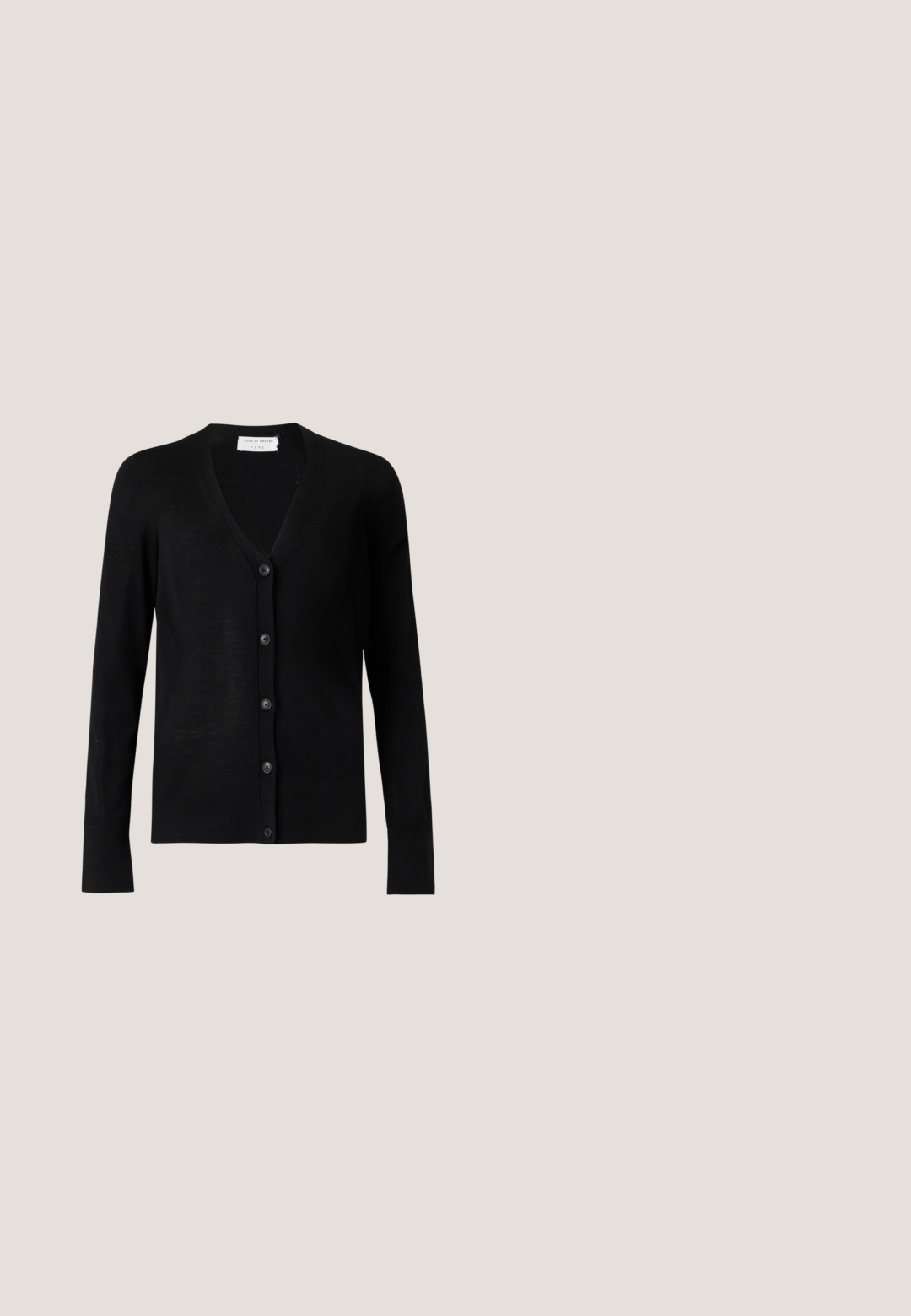 Sort langærmet V-hals cardigan med fem knapper foran, lavet af fint strikket materiale.; Sort ribbet tanktop med rund halsudskæring og brede stropper, lavet af blødt stof. Ingen synlige mønstre eller hardware-detaljer.; Mørkeblå denim flared jeans med let lysfading, standardtalje og et klassisk fem-lomme design. Hardware i kobberfarve.; Mørkebrun ruskind støvle med rundet tå og blokhæl på en ensfarvet lys baggrund.; Sort tote bag med tekstureret nylonkrop, slanke sorte håndtag og en lille grøn logoaccent. Lynlås lukning øverst.; Sølvmetal øreringe med et bølgende, skulpturelt design, der har en poleret overflade og uregelmæssige former, hvilket fremhæver en moderne æstetik.
