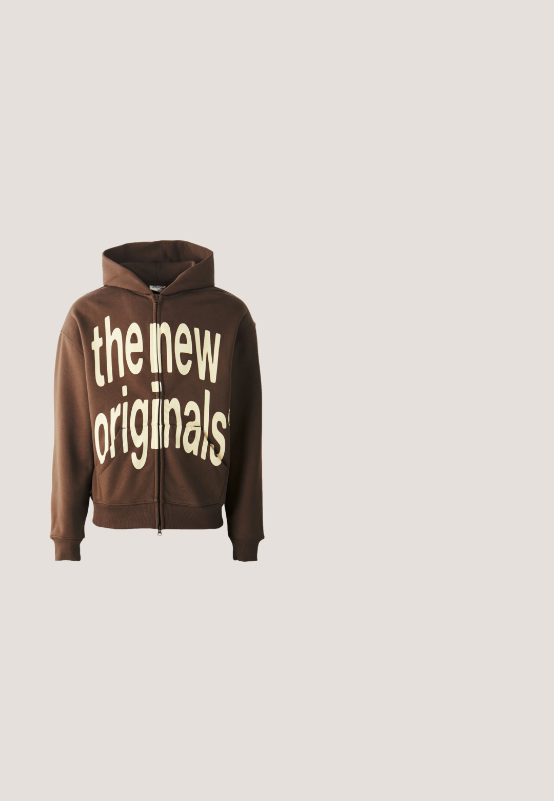 Hnedá mikina na zips s veľkým krémovým textom "the new originals" na prednej strane, so šnúrkou na kapucňu a bočnými vreckami.; Hnedá vesta s vysokým golierom, predným zipsom a viazaním na pleciach. Vyrobená z ľahkej látky, s logom na hornej ľavej strane.; Zelené krátke bavlnené tričko s krátkym rukávom s výšivkou "Tommy Jeans Since 1985 New York City" na prednej strane a okrúhlym výstrihom.; Nohavice typu cargo olivovo zelenej farby s odnímateľnými spodnými časťami, bočnými vreckami s klapkami, slučkami na opasok a zapínaním na predné gombíky.; Biela teniska s oranžovými a námorníckymi modrými akcentmi, textúrovanými panelmi a perforovanými detailmi. Má vystúpenú podrážku a na boku vyšívaný nápis "1992".; Čierna kabelka cez rameno z hladkého, matného materiálu s predným vreckom na zips, detailom loga a nastaviteľným remienkom. Kompaktný obdĺžnikový tvar.
