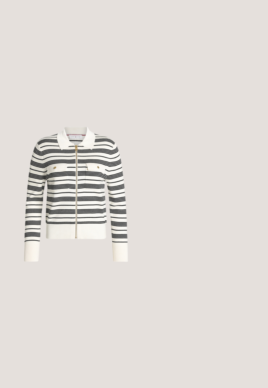 Witte cardigan met ritssluiting en zwarte horizontale strepen, een witte kraag, geribde manchetten en zoom, en twee borstzakken met gouden knopen.; Marineblauw en wit horizontaal gestreepte polo met korte mouwen, een donkere kraag en drie witte knopen op de voorplank.; Marineblauwe geplooide rok met een gestructureerde stof, hoge tailleband en twee gouden knopen aan de voorkant, wat zorgt voor een strakke lijn en een gestructureerde vorm.; Zwarte leren instappers met een ronde neus, decoratieve stiksels en een kleine gouden accent op de wreef. Platte rubberen zool, strak design.; Marineblauwe stoffen pouch met een gouden logo, met twee rood-witte strepen die verticaal langs het midden lopen, en een ritssluiting.; Zilveren oorbellen van sterling zilver met een gedraaide vorm, met gladde en glanzende oppervlakken. Geen zichtbare patronen of accenten.