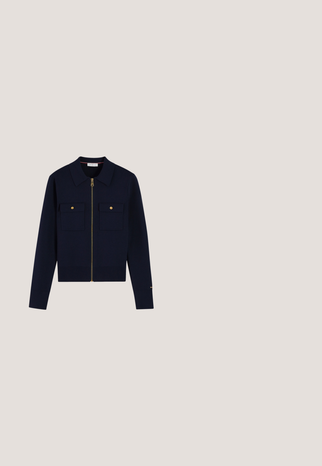 Chaqueta azul marino con cremallera y cuello, dos bolsillos en el pecho con botones dorados, mangas largas y dobladillo y puños acanalados.; Camiseta tipo polo blanca con rayas horizontales azul marino, mangas cortas, una tapeta con tres botones y un pequeño logo en rojo, blanco y azul en el pecho.; Pantalones de pierna ancha blancos con una textura suave, que presentan pliegues frontales, cierre con cremallera y trabillas para el cinturón. Sin patrones o acentos visibles.; Mocasines de ante azul marino con detalle de lazo con borlas, suela de goma blanca y sutil marca lateral. Diseño clásico y plano.; Bolso de cuero negro con asa curva, logo dorado en el frente y correa azul marino desmontable con el nombre de la marca.; Singularu CLOVER - Anillo - oro