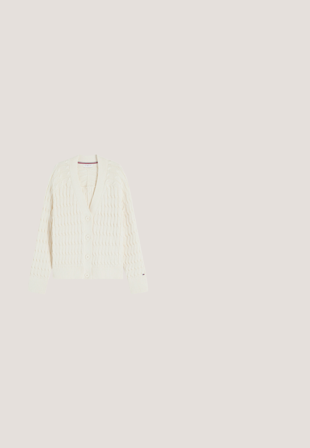 Strikket cardigan i cremefarve med kabelmønster, ribstrikket krave og manchetter, fire knapper foran og et lille logo på venstre ærme.; Levi's® MARIN STRIPE - Langærmet T-shirt - navy/egret; Lys beige tekstureret stof med et vævet mønster, der viser subtile variationer i farve og overfladedetaljer. Blød, glat tekstur generelt.; Brune læder bådsko med snøredetalje, metaløjer, en struktureret overflade og en fleksibel tan gummisål. Rund tådesign.; Marineblåt silketørklæde med geometriske røde og hvide mønstre, prikker og et ankerdesign i det ene hjørne. Firkantet form, glat tekstur.; Vævet stråtpung med brune læderstropper og detaljer. Inkluderer en matchende brun læderpung med logo, der har en tekstureret overflade.