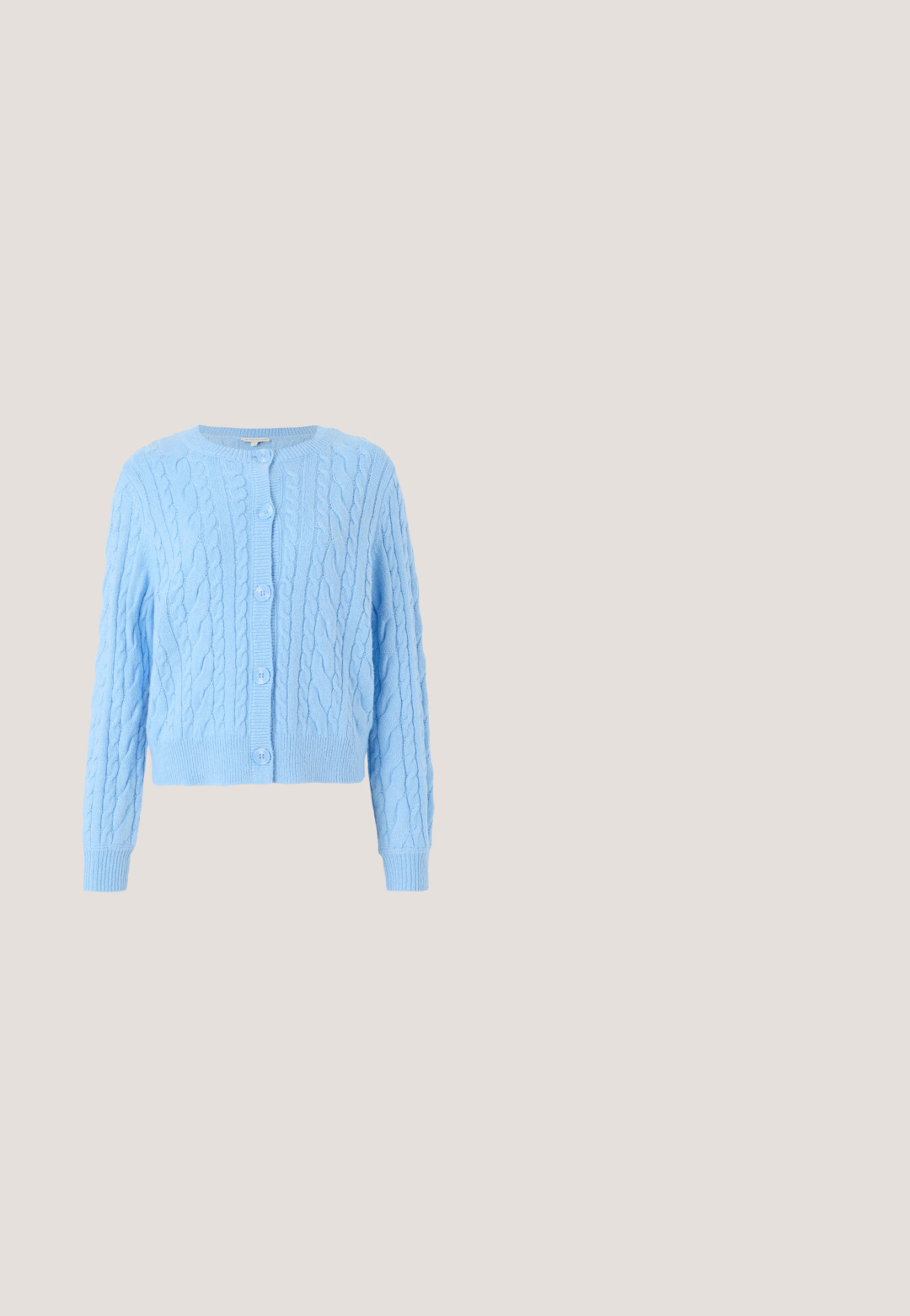 Lyseblå kabelstrikket cardigan med rund halsudskæring, der har seks matchende knapper samt ribbede manchetter og kant. Strikket mønster med tekstur over det hele.; Hvid kortærmet t-shirt med rund hals, afslappet pasform, lavet af blødt bomuldsstof. Glat tekstur, ingen mønstre eller logoer.; Blå højtaljede kvindejeans med frontknap og lynlåslukning, bæltestropper og fem-pockets design, flad på hvid baggrund.; Lavtop hvid lærredsneaker med hvide snørebånd, gummisål, sorte stribedetaljer og logo-patch på tungen og hælen.; Storede sorte oversized solbriller med katteøjeform, mørkt tonede linser og glansfuldt plastisk stel. Har tykke stænger for støtte.; Guldtonet ring med to sammenflettede bånd; toppen er poleret og reflekterende, mens bunden har en mat finish.