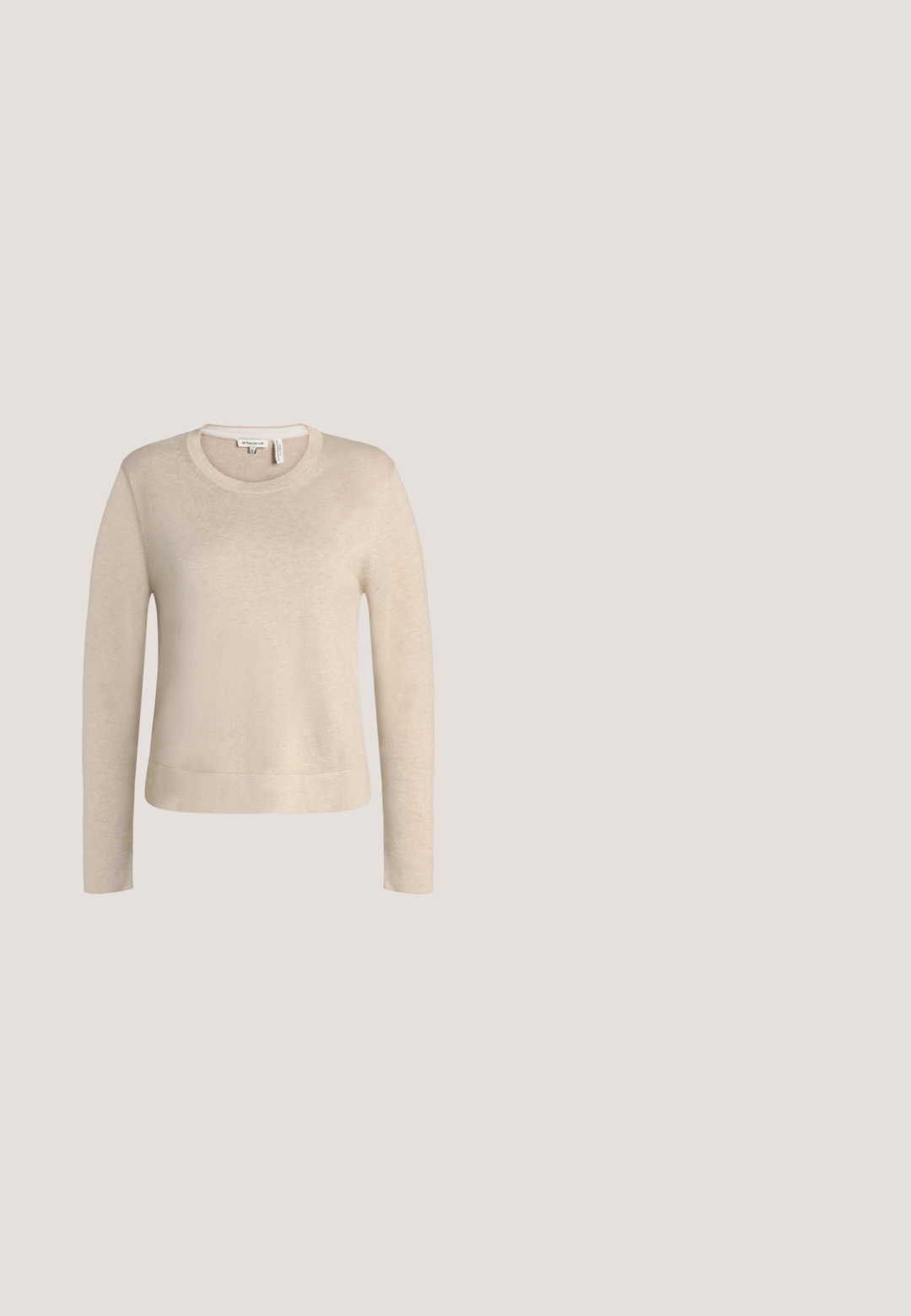 Beige langærmet crew neck sweater med lige kant og subtil striktekstur, vist på hvid baggrund.; Beige ærmeløs top med tynde stropper, knapper foran med seks sorte knapper, skræddersyet pasform og små forlommer.; Sorte denim jeans med en afslappet pasform, lige ben design, falmet tekstur, fem-lomme stil og sølvknaplukning i taljen.; Sort læderpumps med spids tå, blokhæl med skildpaddepantermønster og guldkant samt lille gyldent logo nær hælen.; Sort læder håndtaske med tekstureret overflade, flettet toprem og guld hardware detaljer. Inklusive justerbar skulderrem.; Sølvkæde med seks jævnt fordelt små hjerteformede vedhæng og en justerbar lås på en ensfarvet baggrund.
