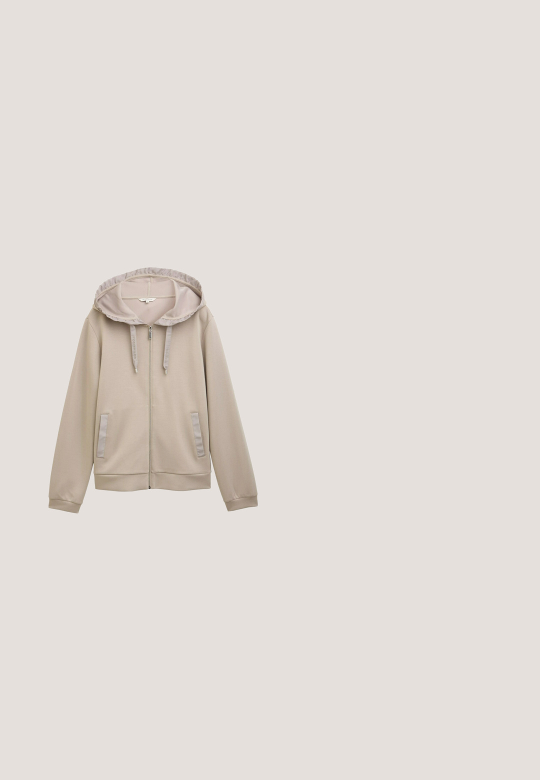 Beige zip-up hoodie med en kontrastfarvet lysegrå indvendig hætte. Har sidelommer og blødt, struktureret stof. Justerbare snore.; Ærmeløs beige vest med frontlynlås, to klaplommer med trykknapper og et mærke inde i nakken.; Beige kortærmet skjorte med rund halsudskæring, med grafik af citroner og et glas med sugerør samt teksten "Tom Tailor" foran i midten.; Beige slim-fit jeans i bomuld med fem knapper, forlommer og diskrete syninger. Glat tekstur og tætsiddende design.; Beige sneakers med tekstureret stof og overdel i ruskind, cremefarvede accenter og en gummisål. Har en dekorativ sidestribe og snørebånd.; En tan læder crossbody taske med to frontlommer med lynlås, justerbar strop og struktureret overflade. Udstyret med elegante sølvfarvede hardwareaccenter.