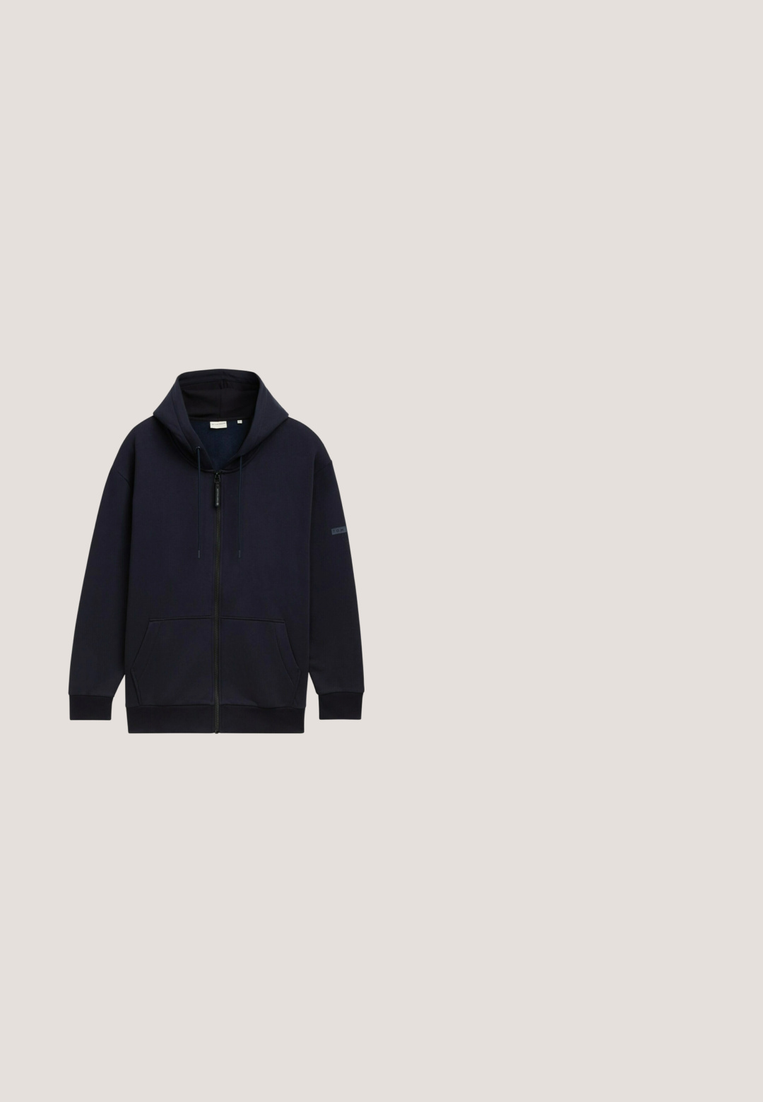 Sweat à zip bleu marine avec capuche ajustable à cordon, poches frontales, poignets côtelés et finition en tissu lisse et texturé.; Veste sans manches blanche avec un motif matelassé, un col haut et une fermeture éclair centrale. Présente une fermeture éclair rouge contrastante et une doublure intérieure noire.; Chemise à manches longues couleur crème clair avec un col rond, présentant un logo imprimé en gris portant l'inscription "DENIM TOM TAILOR ÉTABLI EN 2007."; Jean droit pour homme en denim bleu foncé avec poches avant, passants pour ceinture et fermeture à boutons, taille 32/32.; Baskets en mesh bleu foncé et gris avec des accents blancs, fermeture à lacets, logo sur le côté et semelle blanche et grise rembourrée.; Lunettes de soleil à monture carrée bleu marine avec des verres teintés sombres et des branches fines arborant un petit logo rouge, blanc et marine.