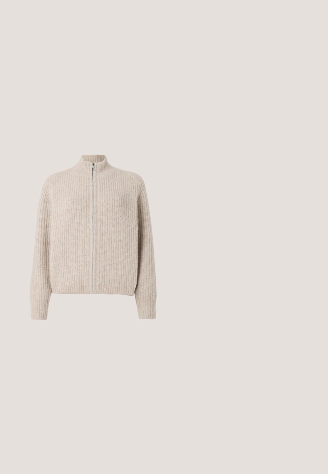 Beige zip-up sweater med ribbet tekstur, høj krave og lange ærmer. Har en sølvfarvet lynlås, hvilket giver et minimalistisk æstetik.; Sort langærmet top lavet af et let, tekstureret stof. Har en scoop-halsudskæring og en tætsiddende silhuet med minimal detaljering.; Sorte bukser med høj talje og vide ben, med bæltestropper og skjult forlukning foran.; Sort læder ankelstøvle med kraftig brun hæl, kraftige såler og dekorativt omviklet bånd bagpå.; Sort tote taske med krokodillestruktur, to lange håndtag og en lille gylden rektangulær lukning foran.; Sølv øreringe i hjerteform med overlappende hjertedesign, med en glat finish og buede accenter.