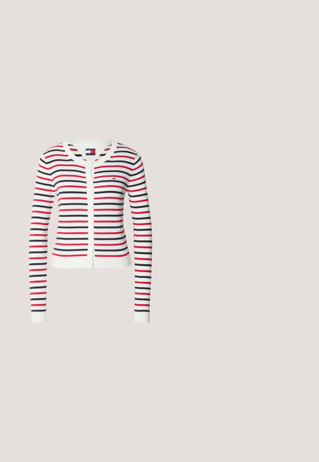 Cardigan rayé avec des bandes horizontales rouges, bleu marine et blanches, fabriqué en matière douce. Il présente un col rond, des manches longues et des boutons devant.; T-shirt blanc uni en coton à manches courtes avec col rond et étiquette de la marque GANT à l'intérieur du col, présenté sur un fond blanc.; Jean en denim bleu foncé avec une coupe droite, style cinq poches et un léger délavage à l'avant.; Baskets en daim bordeaux avec des bandes latérales beiges, semelle épaisse en caoutchouc marron, languette beige au talon et lacets bordeaux, vue latérale.; Sac à main en cuir bordeaux au design structuré, avec une fermeture à rabat et une bandoulière ajustable. Détail du logo embossé sur le devant.; Boucles d'oreilles créoles dorées en forme de croissant, avec une surface polie et un fermoir à charnière. La texture lisse et la finition réfléchissante améliorent la visibilité.