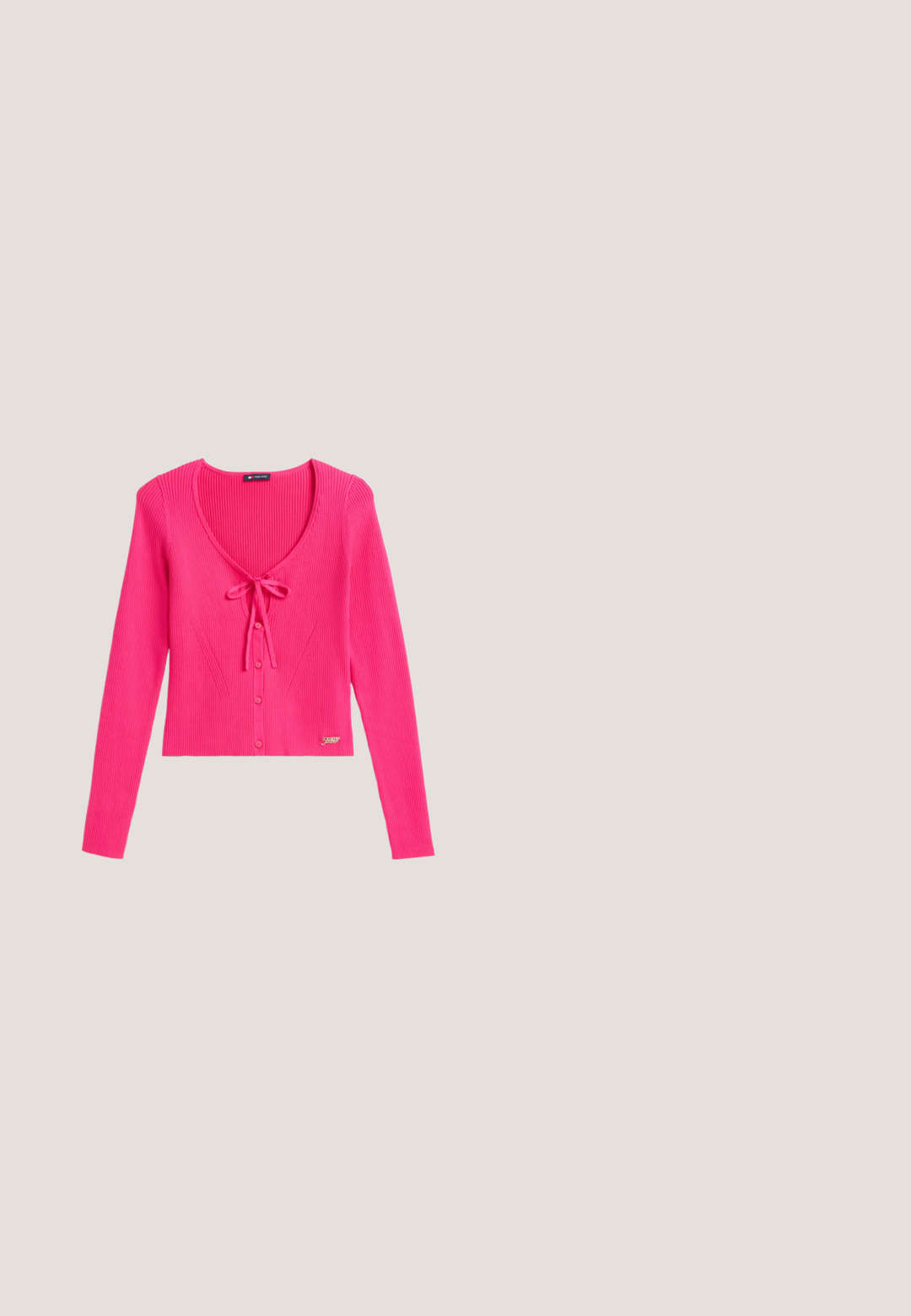 Cardigan court côtelé rose vif à manches longues avec boutons sur le devant et un nœud noué au col.; Haut rose à manches courtes avec smocks, col rond et petit logo Tommy Jeans centré sous le col.; Mini-jupe blanche en maille avec motif torsadé et taille élastique sur fond uni.; Des escarpins à talon ouvert noirs avec un bout pointu, une texture en cuir lisse, un petit talon aiguille, et une sangle avec un accent de boucle en métal.; Sac à main en cuir crème avec une forme structurée, fermoir en argent et une longue bandoulière en cuir beige réglable. Texture lisse avec un grain subtil.; Paire de boucles d'oreilles créoles dorées brillantes de forme carrée avec un petit détail rayé rouge, blanc et noir près du fermoir sur fond blanc.
