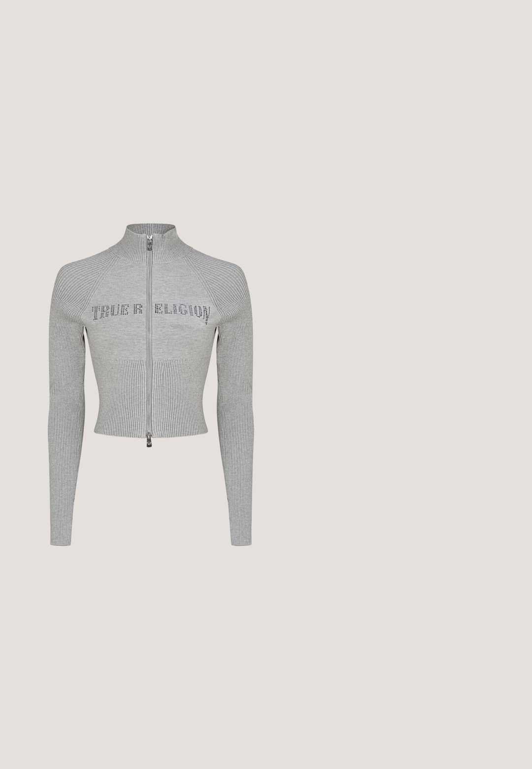 Lichtgrijs geribd gebreid vest met lange mouwen en een rits, met de tekst "TRUE RELIGION" in kleine zwarte studs op de borst.; Asymmetrisch wit mouwloos shirt met een roze tribale hartontwerp op de borst; gemaakt van zachte, rekbare katoen.; Olijfgroene wijde broek met patch zakken aan de voorkant, knoopsluiting en riemlussen, plat weergegeven op een witte achtergrond.; Low-top sneaker met metallic zilverkleurig bovenwerk, beige veters en een gum rubberen zool op een effen lichte achtergrond.; Zilveren clutch tas van getextureerd materiaal, met een gebogen ontwerp, een dunne witte riem en een metalen logo-accent aan de voorkant.; Cristal druppel oorbellen met vierkante heldere stenen, zilverkleurig metaal en kleine ronde accenten langs de ring. Gepolijste afwerking, complexe details.