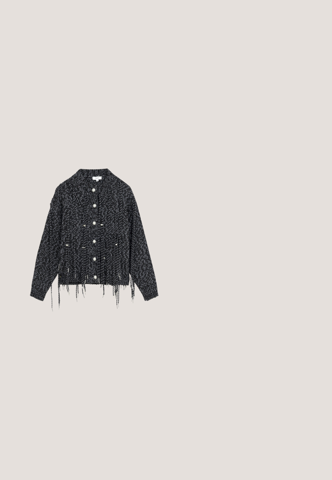 Schwarz-weißer strukturierter Cardigan mit Fransendetail, Kragen und großen Perlenknöpfen entlang der Vorderseite. Kurz geschnitten mit langen Ärmeln.; Schwarzes, kurzärmeliges T-Shirt im Used-Look mit kleinen Löchern und Spitzenbesatz am unteren Saum, auf weißem Hintergrund dargestellt.; Schwarze Denim-Shorts mit ausgefranstem Saum und kleinen silbernen Nieten, die vorne verteilt sind, mit Vordertaschen und Knopfverschluss.; Schwarze Leder-Stiefeletten mit drei Schnallenakzenten, abgerundetem Zehenbereich und niedrigen Blockabsätzen. Das Design weist glatte und strukturierte Einsätze auf.; Schwarze Lederhandtasche mit lässiger Form, verziert mit silbernen Nieten und einem breiten Schulterriemen. Glatte Textur mit gerafftem Design.; Silberne, sternförmige, miteinander verbundene Halskette mit verschiedenen Sterngrößen und einem kleinen Karabinerverschluss auf weißem Hintergrund.
