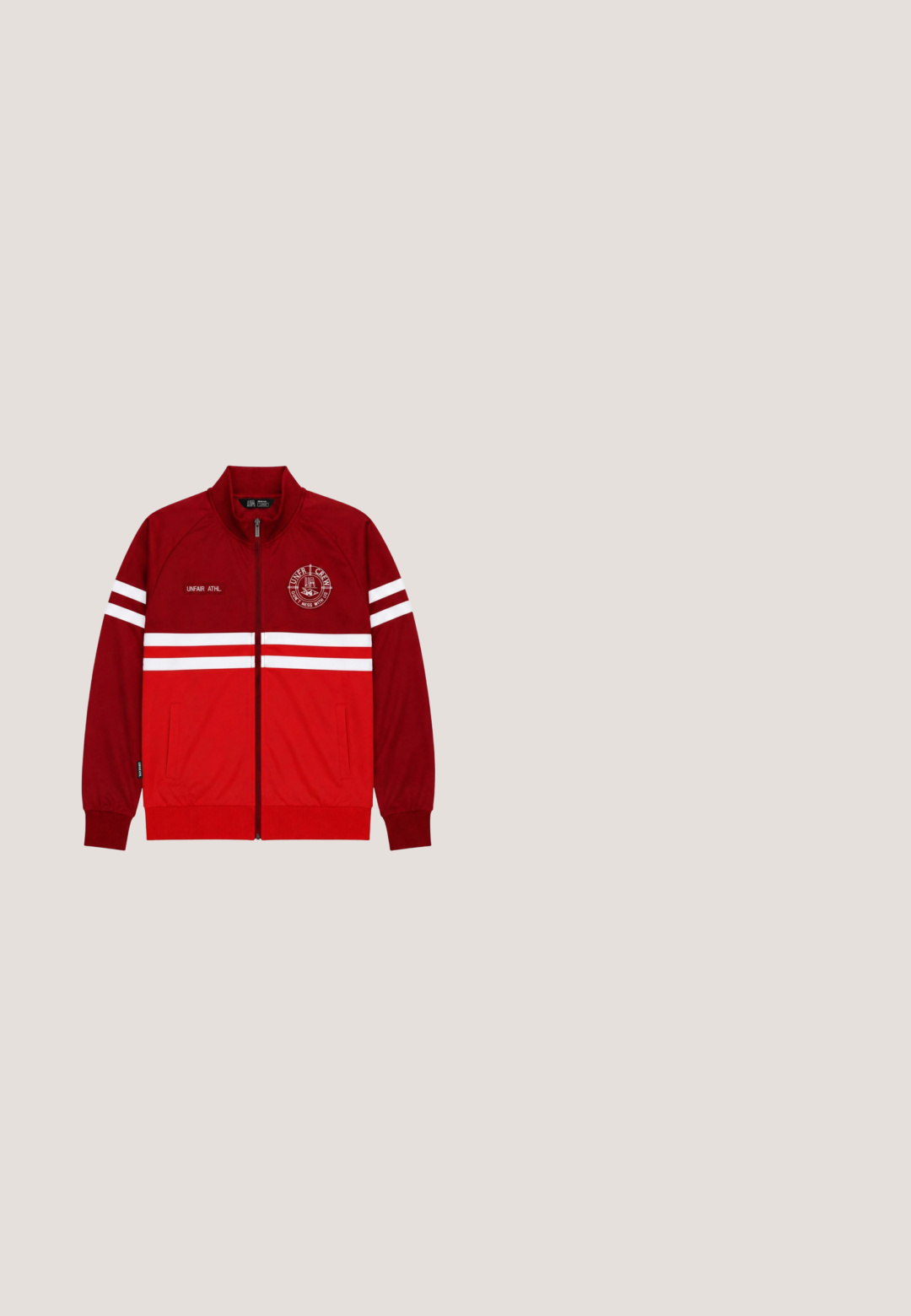 Rode en donkerrode jas met ritssluiting, met witte strepen op mouwen en borst, "UNFAIR ATHL." tekst en een rond "UNFR CREW" logo aan de voorkant.; Rode katoenen T-shirt met een ronde halslijn en korte mouwen. Heeft een kleine afbeelding met witte en gele tekst op de voorkant.; Rode katoenen shorts met een elastische tailleband, voorzien van een groot wit grafisch ontwerp op het linkerbeen en een gladde textuur.; Zwarte lage sneaker met leopard print DC-logo aan de zijkant, zwarte veters, wit zool en trekkoord aan de hiel.; Zonnebril met metalen montuur, blauwe getinte glazen en blauw-rode pootjes, met het merk "Hugo" op de scharnieren.; Zilveren stalen ring met een gedurfd rood geëmailleerd "D"-ontwerp en "DIESEL STEEL" gegraveerd aan de binnenkant van de band.