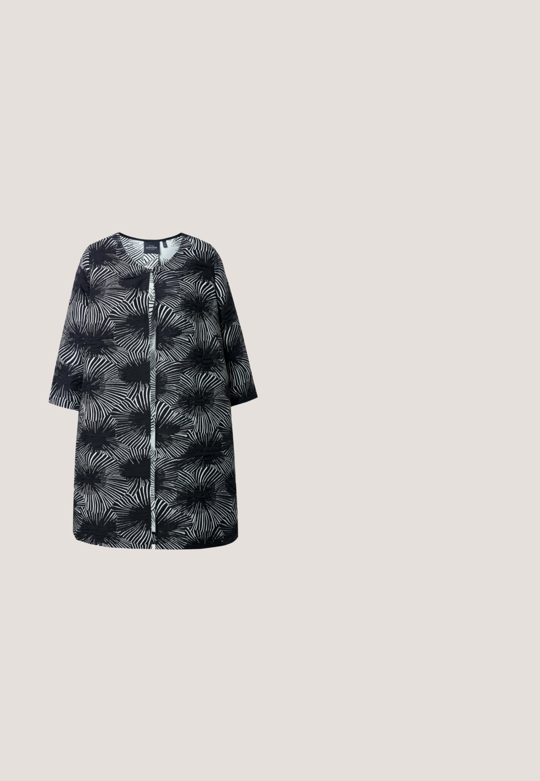 Sort og hvid langærmet åbent front frakke med abstrakte strålende linjemønstre og rund halsudskæring.; Stribet tanktop i sort og hvid med brede stropper, ribbet tekstur og rund halsudskæring. Mønsteret har vekslende tynde og tykke striber.; Sorte dame shorts med knælængde og skræddersyet pasform, med knap- og lynlås lukning, bæltestropper og forlommer.; Sorte lædersandaler med tre horisontale remme, en enkelt justerbar ankelrem med guldfarvet hardware og en flad gummisål.; Sort tekstureret læder crossbody-taske med justerbar rem og lille gyldent brandlogo på fronten i midten.; Guldtonede øreringe med et struktureret skald-lignende design, der har buede, ribbede overflader og en glat, blank finish.