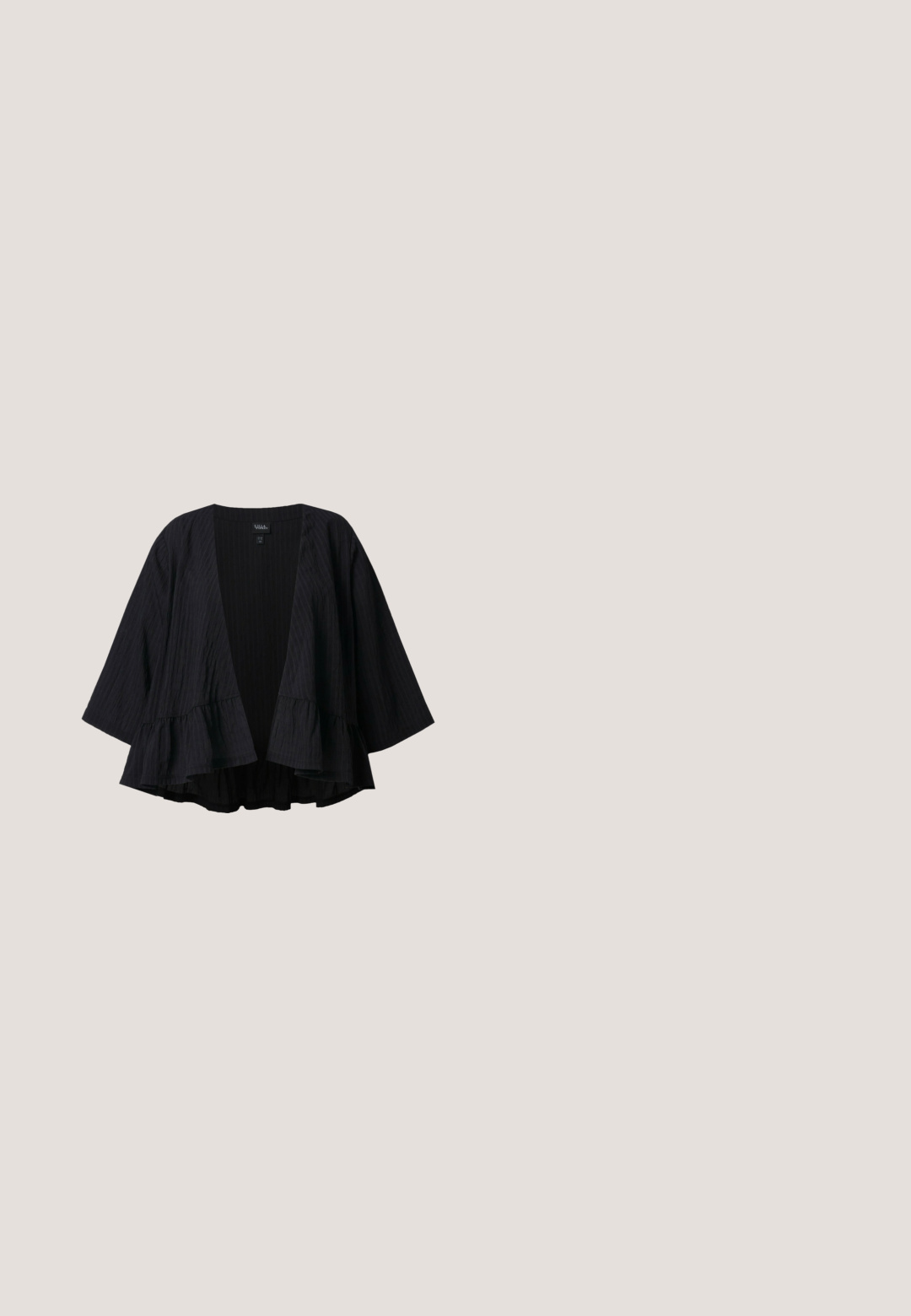 Cárdigan negro abierto al frente con mangas anchas y dobladillo con volantes, hecho de tela texturizada, exhibido sobre un fondo blanco.; Vestido negro de botones con un patrón de hojas tropicales en blanco y burdeos, mangas cortas, un cinturón de lazo en la cintura y una silueta fluida.; Anna Field by Zalando LEATHER - Tacones - black; Gafas de sol negras angulares con lentes oscuros en degradé, montura de plástico brillante y brazos metálicos finos. Sin marcas ni patrones visibles.; Bolso negro con asas redondas con acentos dorados y una cadena decorativa dorada y negra en la parte delantera sobre un fondo claro y liso.; Dos collares plateados sobre fondo blanco, uno con un colgante de cristal en forma de lágrima y el otro con eslabones de cristal ovalados.