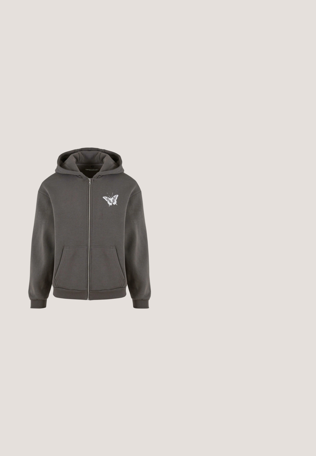 Grijze zip-up hoodie met een voorzak, voorzien van een witte vlinderprint op de linkerborst. Zacht materiaal en aansluitende mouwen.; Groene tie-dye t-shirt met korte mouwen, voorzien van een zwart grafisch print van figuren en de tekst "CREATIVE DEPT. RETERNITY" in vette letters.; Heldere roze sportshorts met een elastische tailleband. Kenmerkend zijn de grijze zijaccenten en de gladde, lichte stof.; Bruine suède slof met een voering van bont, platte zool, open achterkant en grijze accenten rond de opening. Heeft een logootag aan de zijkant.; Zwarte rechthoekige zonnebril met amberkleurige glazen en kleine diamantvormige metalen accenten op de voorhoeken van het montuur.; Compact zwart leren crossbodytas met voorvak met rits en zilverkleurige hardware, eenvoudig en glad textuurontwerp.