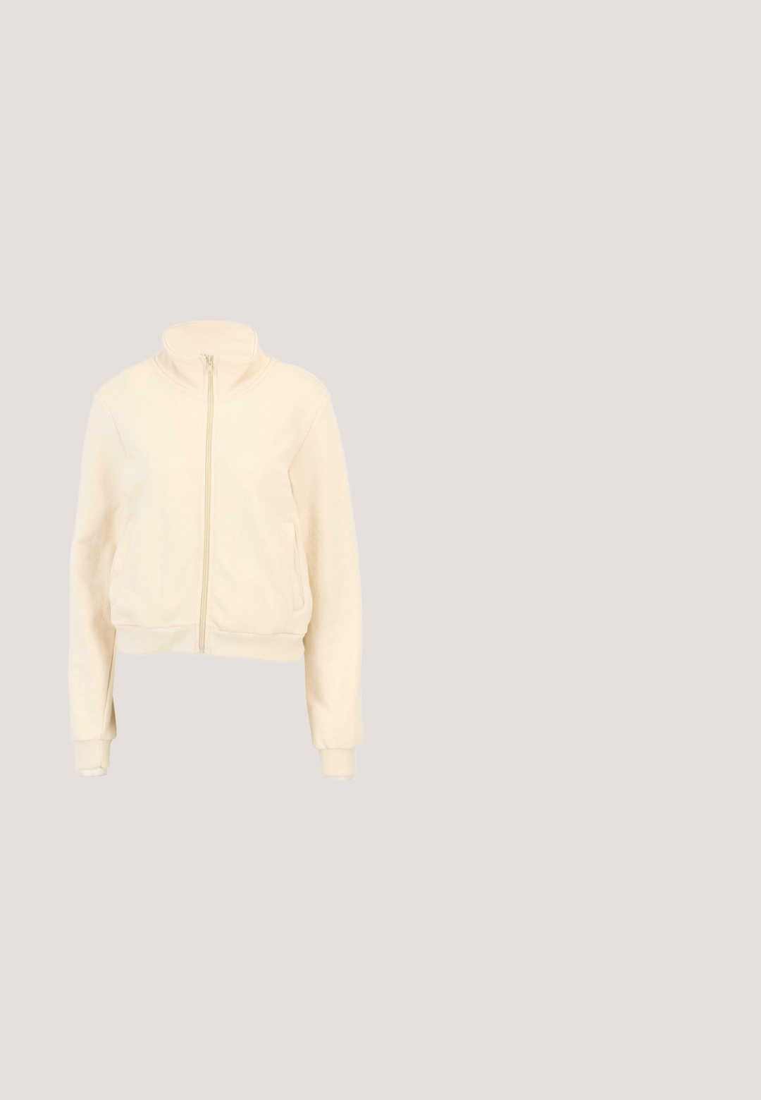 Veste zippée courte en crème, fabriquée dans un tissu doux. Dispose d'un col haut, de poches latérales et de poignets et ourlet côtelés. Design minimaliste.; T-shirt camouflage en vert, marron et noir. Manches courtes, encolure ronde, texture douce et coupe classique avec un motif de formes organiques.; Pantalons de jogging beiges en tissu doux, avec une taille à cordon de serrage, des poignets côtelés et des poches latérales pour un ajustement décontracté.; Baskets beiges avec dessus en mesh et en cuir. Semelle épaisse blanche, bout rond, accents roses et œillets dorés. Fermeture à lacets.; Sac bandoulière beige Guess avec motif de logo embossé, bandoulière en chaîne dorée et fermoir logo doré sur le rabat avant.; Bracelet chaîne de main en or délicat avec fermoir réglable et petite pierre précieuse claire reliant le poignet aux boucles des doigts.