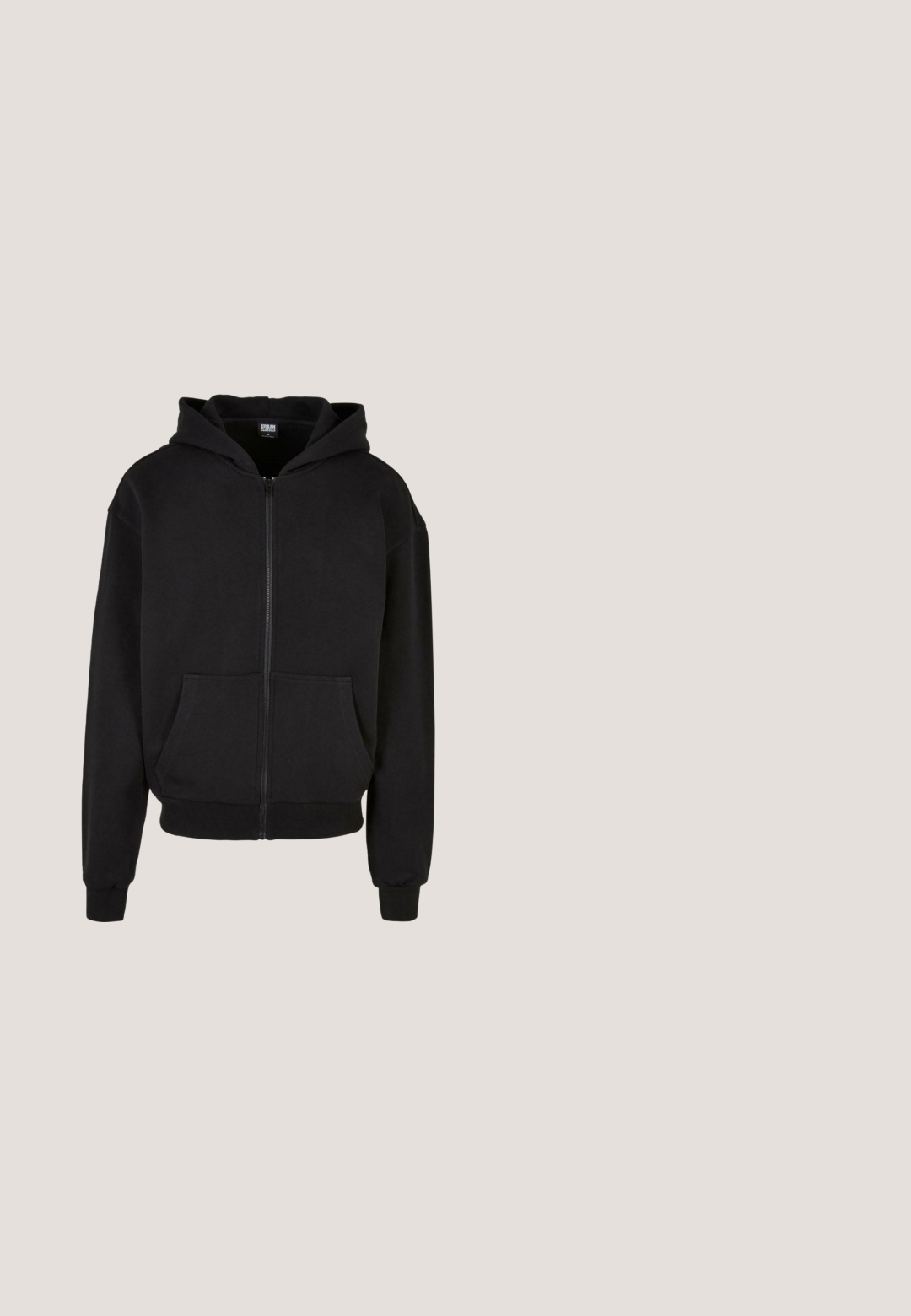 Haut à capuche zippé noir en mélange de coton. Présente une poche avant, des poignets côtelés et une capuche doublée. Texture douce, coupe décontractée.; Débardeur noir en coton doux. Il présente un col rond et des emmanchures larges, sans motifs ni accents visibles.; Pantalons cargo en denim bleu, avec des jambes larges, quatre grandes poches latérales et des coutures contrastées. La texture est lisse avec une finition décolorée.; Basket Nike Air Force 1 noire avec logo swoosh blanc flottant au-dessus d'une surface en pierre et d'un mur texturé gris en arrière-plan.; Lunettes de soleil rectangulaires noires avec des verres teintés foncés sur un fond blanc, vues de face.; Collier en chaîne argentée avec des maillons entrelacés, présentant une finition lisse et brillante ainsi qu'un fermoir réglable avec un prolongateur de chaîne.