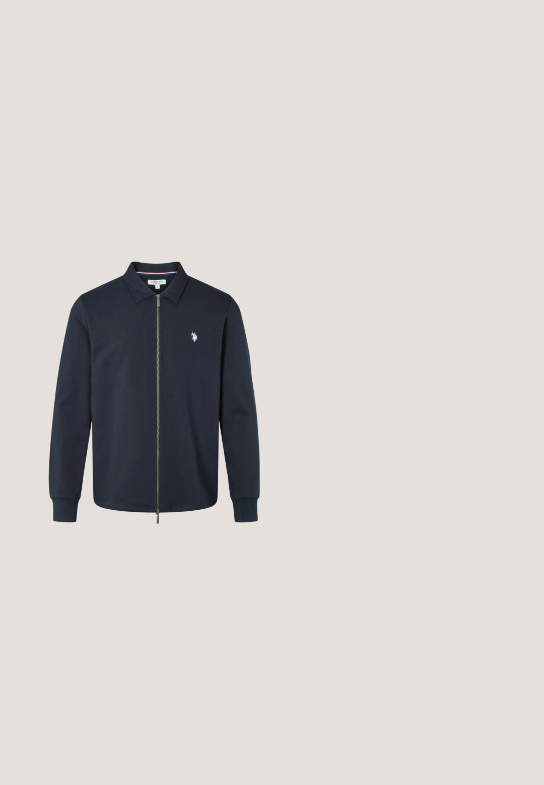 Námornícka mikina na zips z mäkkej tkaniny, so stojáčikom, dlhými rukávmi a malým bielym logom na hrudi. Zips je vertikálne umiestnený na prednej strane.; Svetlomodrá polo košeľa s krátkym rukávom vyrobená z mäkkého bavlneného materiálu. Obsahuje trojico gombíkov na zapínanie, golier a vyšívané logo na hrudi.; Tmavomodré chino šortky s prednými vreckami, opaskovými slučkami, zapínaním na gombík a malým vyšitým logom na spodnej ľavej nohe.; Čierne kožené členkové topánky s okrúhlou špičkou, kontrastným prešívaním, šnurovaním vpredu a krémovou gumovou podrážkou. Obsahujú pútko na päte.; Obdĺžnikové slnečné okuliare s tmavými sklami a čierno-červeným rámom, tenkými kovovými stranami a malým logom vlajky blízko pántov.; Veľká námornícka taška s krémovými rukoväťami a základňou, s vonkajším vreckom na zips a béžovou vyšívanou monogramou na prednej strane.