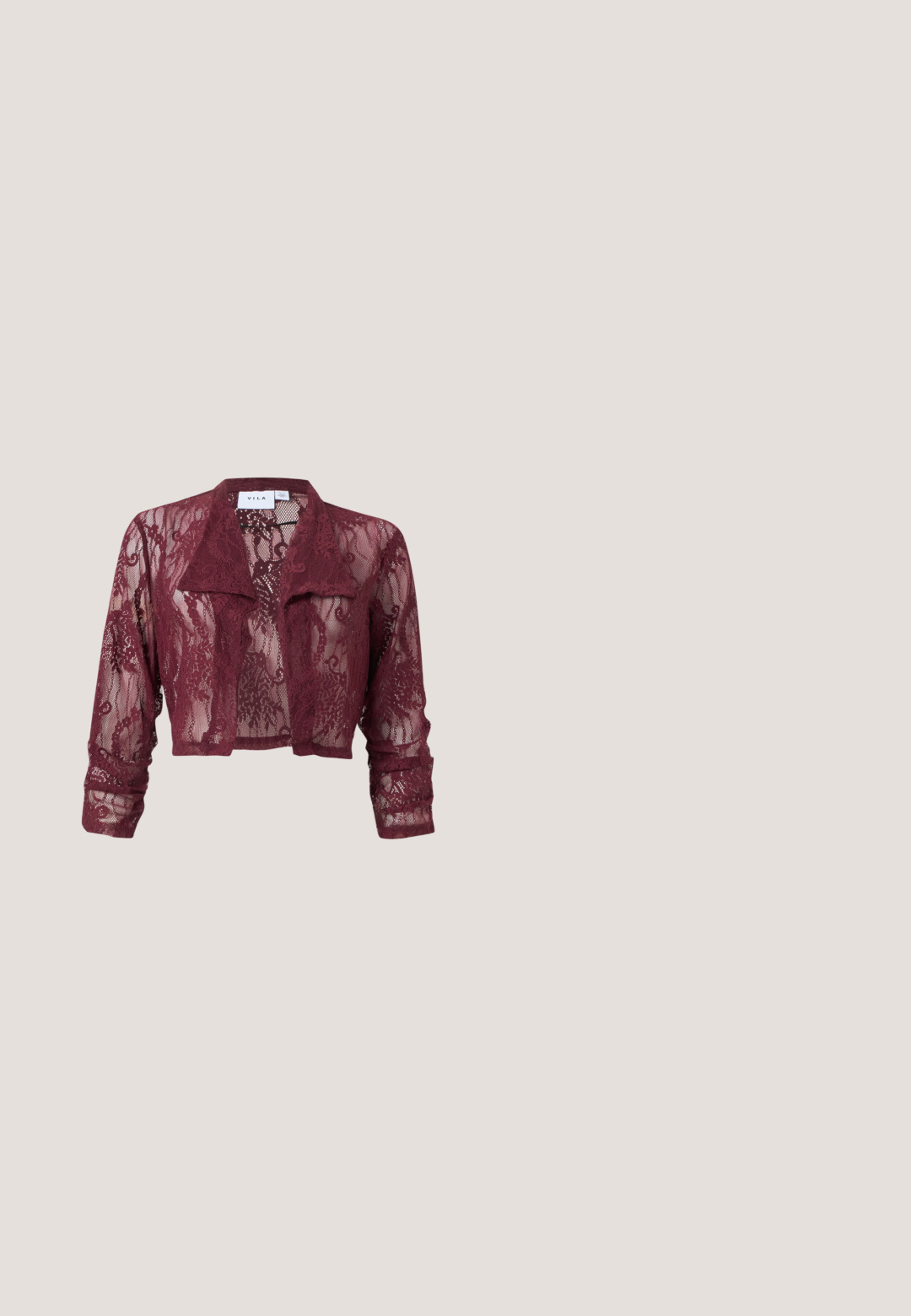Combinaison rouge à jambes larges avec manches courtes volantes, encolure en V, taille cintrée et fermeture éclair au dos.; Veste courte en dentelle bordeaux avec manches longues, col plié et motif floral en dentelle, fabriquée par VILA, présentée sur un fond uni.; Escarpin en cuir verni bordeaux à talon haut, avec un bout pointu, une bride de cheville et un talon épais. Texture lisse et design élégant.; Lunettes de soleil carrées surdimensionnées de couleur violet foncé avec des verres dégradés et le logo Vogue sur le coin supérieur et les branches, posées sur une surface blanche.; Sac à main brillant bordeaux foncé avec une anse fine unique et une forme trapézoïdale élégante sur un fond clair uni.; Even&Odd Boucles d'oreilles - red