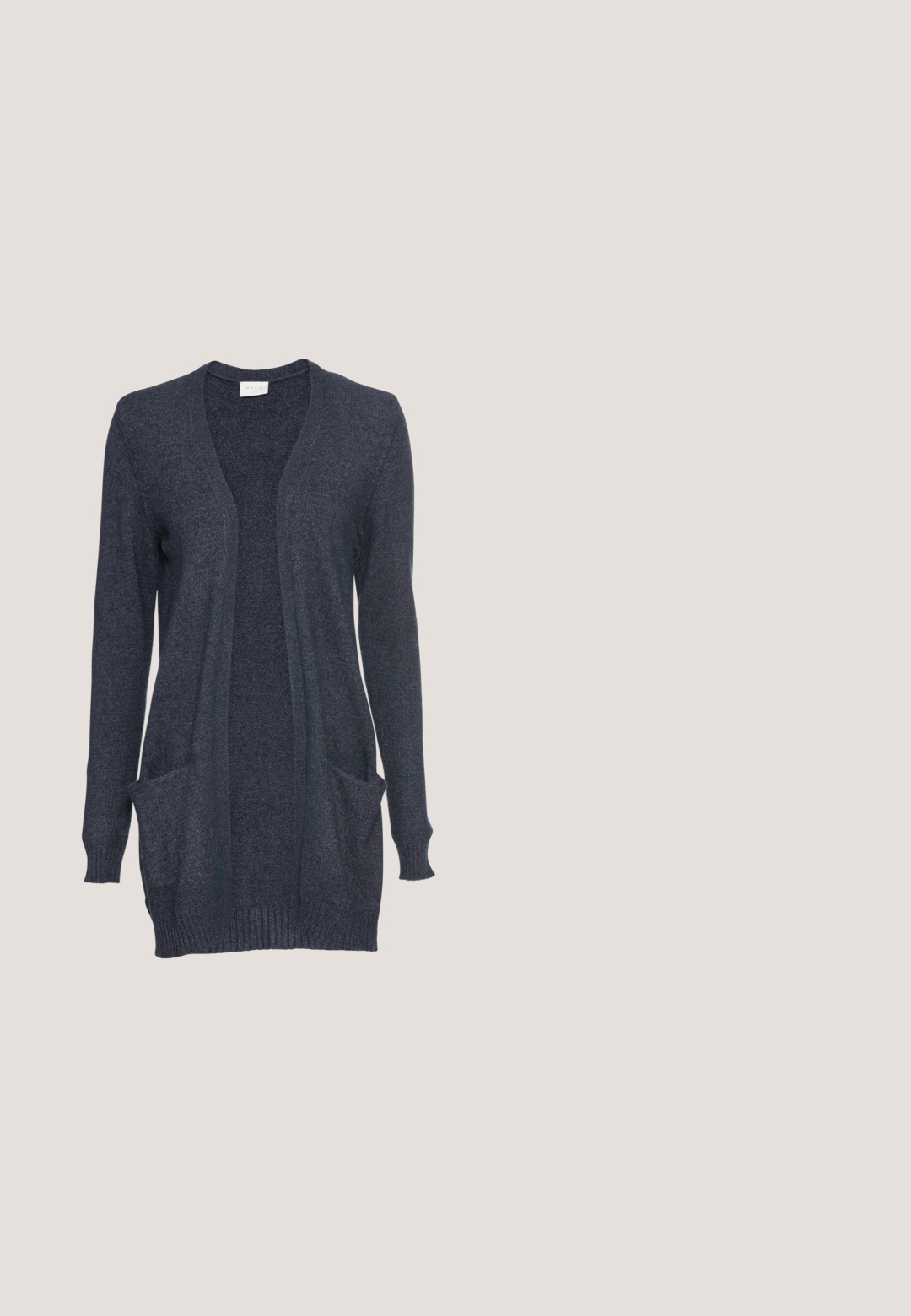 Mørkeblå cardigan lavet af struktureret strikmateriale, med åben front, lange ærmer og to forreste lommer. Ribbet kant ved manchetterne.; Hvid bomulds t-shirt med korte ærmer, rund hals og en afslappet pasform, med en glat tekstur og uden synlige mønstre.; Sorte denim jeans med lige ben, der har en frontknaplukning, fem lommer og en ensartet tekstureret overflade.; Lavtop hvid lærredsneaker med hvide snørebånd, gummisål, sorte stribedetaljer og logo-patch på tungen og hælen.; Guldfarvede metal hoops øreringe med et glat, cirkulært design og en sikret hængsel-lukning. Letvægts med en poleret overflade.; Sort tekstureret læderbælte med en guld metal spænde med tre vandrette stænger og flere justeringshuller.