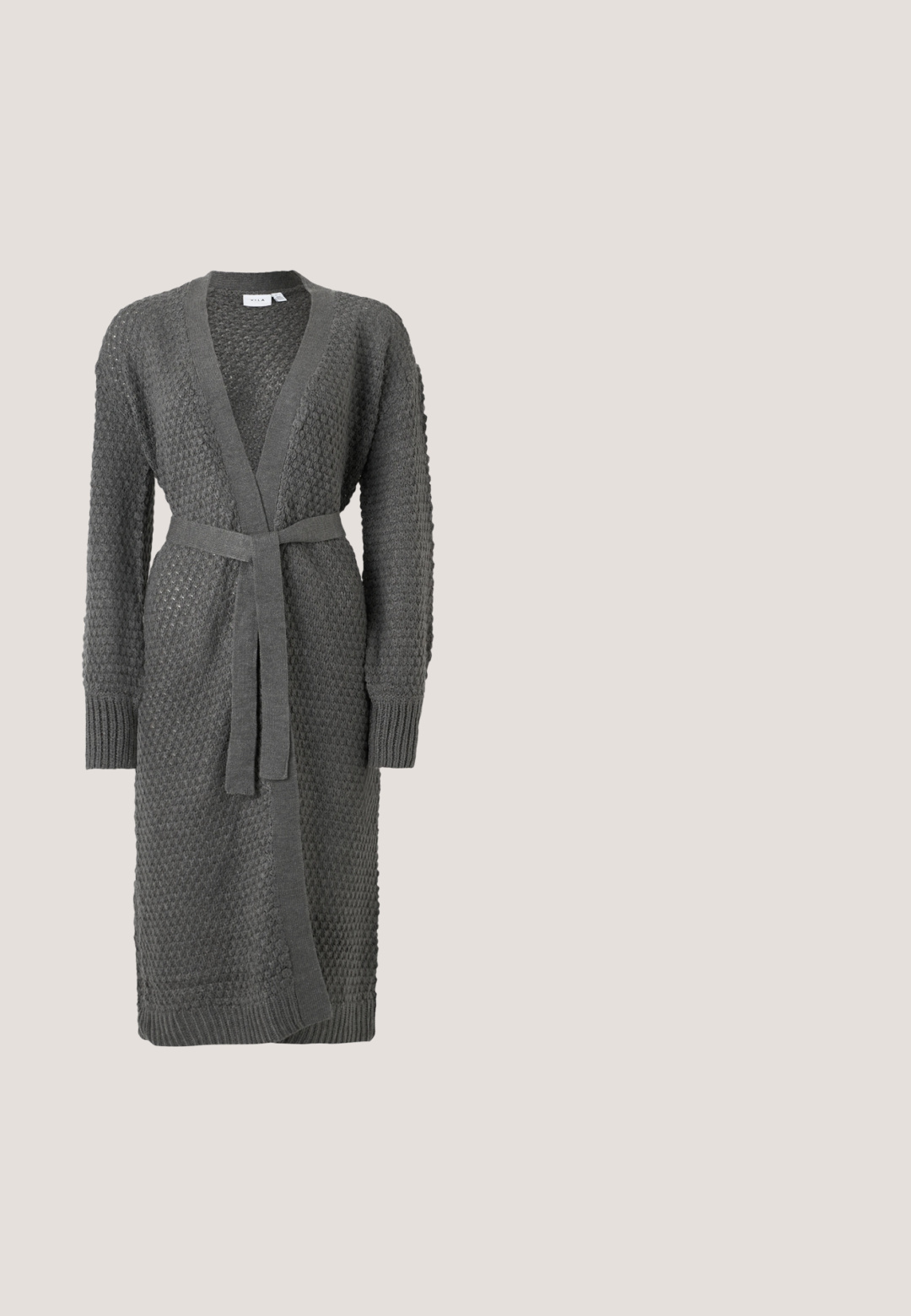 Le cardigan en tricot gris présente un motif texturé, des manches longues, un devant ouvert et une ceinture à nouer à la taille. Fini avec des poignets et un ourlet à côtes.; T-shirt noir à manches courtes avec des pois blancs, col rond et ourlet droit.; Pantalon de détente ample vert sauge avec taille élastique et cordon de serrage, coupe droite à jambes larges, présenté sur fond uni.; Baskets en daim et cuir noir avec un swoosh latéral crème et un talon crème clair. Dotées de lacets beige et d'une semelle en caoutchouc gomme.; Petit sac d'épaule noir en mesh en forme de croissant avec une lanière fine réglable, sur un fond clair uni.; Paire de boucles d'oreilles créoles en argent avec une petite rangée de strass transparents sur le devant, présentée sur un fond gris clair uni.