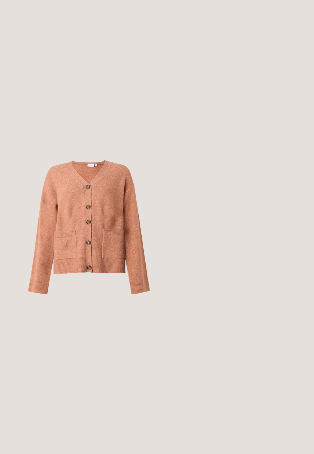 Hellbrauner Cardigan aus weichem Stoff, mit V-Ausschnitt, sechs vorderen Knöpfen, zwei aufgesetzten Taschen und gerippten Bündchen und Saum.; Weißes, geripptes Langarmshirt mit schmalen schwarzen horizontalen Streifen und rundem Ausschnitt.; JDY Tall JDYGEGGO MIA LONG CHECK PANT - Stoffhose - winetasting/winterwinte/broem; Schwarze spitz zulaufende Stiefeletten aus glattem Leder mit flachen Blockabsätzen, kombiniert mit weißen, weiten Hosen. Schlichtes und modernes Design.; Seidenfelt BYKLE SCHULTER - Handtasche - black; Silberne herzförmige Ohrringe, besetzt mit klaren Strasssteinen, ausgestattet mit einer Klappverschluss, für sicheren Sitz.