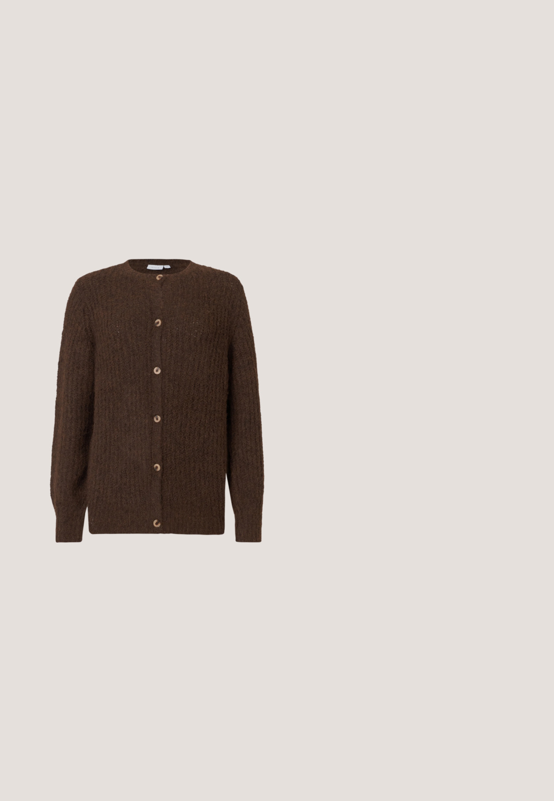 Bruine gestructureerde gebreide cardigan met ronde halslijn en zes knopen aan de voorkant, lange mouwen en ribgebreide manchetten.; Bruin-wit horizontaal gestreept T-shirt met korte mouwen en een witte ronde hals.; High waist off-white wijde jeans met voorzakken, riemlussen, knoopsluiting en zichtbare stiksels op een effen achtergrond.; Bruine slingback met puntige neus, lage blokhak, krokodillenpatroon, zij-uitsnede en verstelbaar riempje met gesp, getoond op een witte achtergrond.; Rechthoekige zwarte leren handtas met een enkele lange schouderband en een glanzende afwerking, weergegeven tegen een effen witte achtergrond.; Zilveren sieradenset met een delicate hartvormige hanger aan een ketting en bijpassende oorstekers met lichtreflecterende accenten.