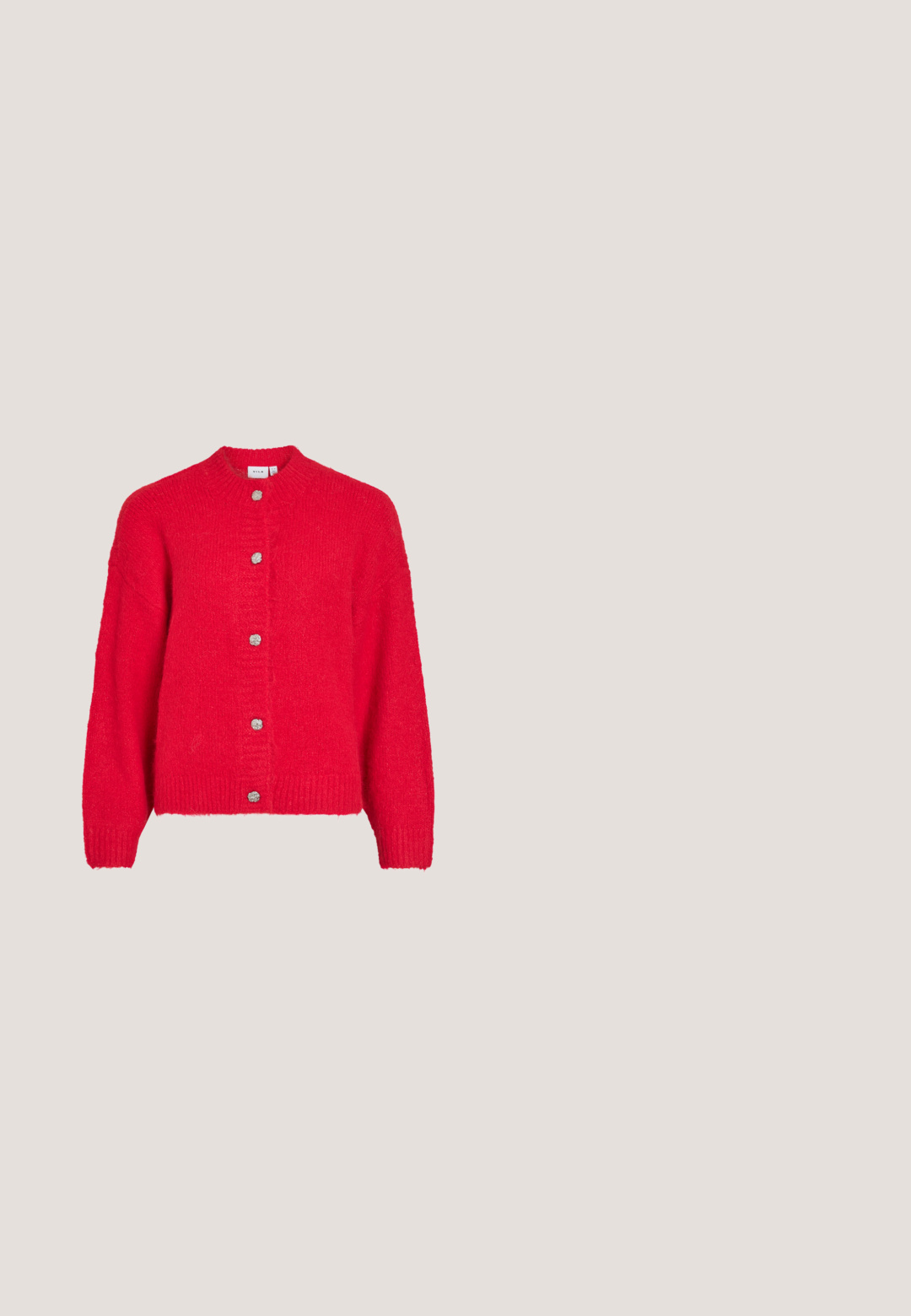 Cardigan de punto rojo con mangas largas y cinco botones plateados texturizados en la parte delantera.; Camiseta de algodón roja con mangas cortas y cuello redondo. Textura suave, corte clásico, sin patrones visibles ni acentos de hardware.; Pantalones de pierna recta de cuadros vichy rojos y blancos, de largo completo, vistos de frente sobre un fondo claro y liso. Sin bolsillos ni botones visibles.; Zapato slingback de cuero burdeos con punta redonda, diseño curvado, acentos de metal plateado y tacón ancho. Acabado texturizado.; Bolso de tela suave para el hombro con patrón de cuadros rojos y blancos, asa con nudo y forma triangular sobre un fondo liso.; Collar de cadena de plata con eslabones ovalados, cada uno con una piedra circular roja en el centro, dispuestos en un patrón simétrico.