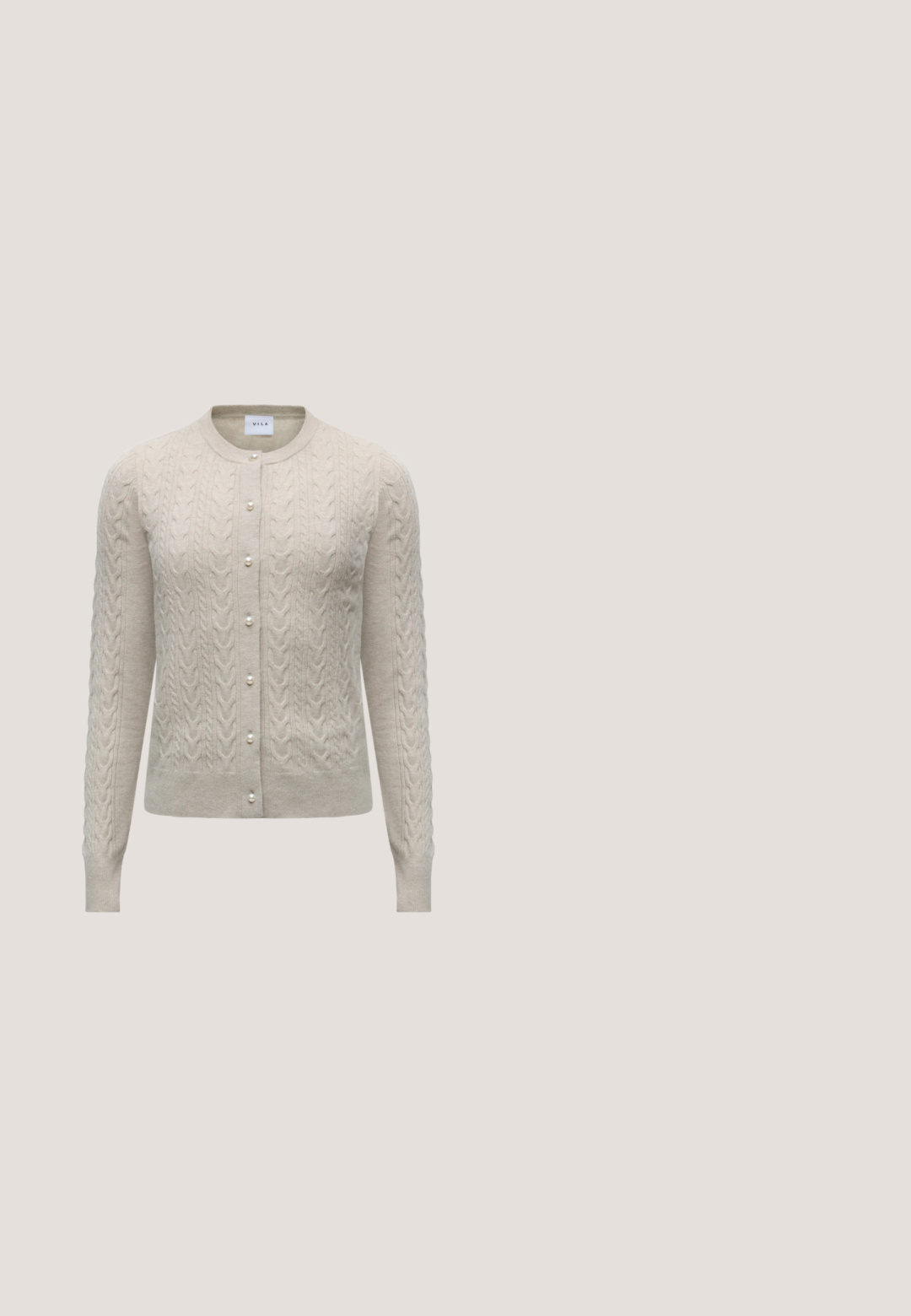 Beige kabelstrikket cardigan med perleknapper og lange ærmer, med rund halsudskæring og figursyet silhuet.; Hvid kortærmet t-shirt med rund hals, afslappet pasform, lavet af blødt bomuldsstof. Glat tekstur, ingen mønstre eller logoer.; Denim nederdel i lyseblå med en flared form, der har lukning med knapfortsats, to sidelommer og kontrastsyninger.; Brune læder cowboystøvler med spids tå, sidelukning og struktureret slange-design i beige, med dekorative nitter langs kanterne.; Zign LEATHER - Shopping bags - chocolate brown; Brun læderbælte med to cirkulære guldtonede spænder, glat tekstur og minimalistisk design. Længde og bredde varierer.