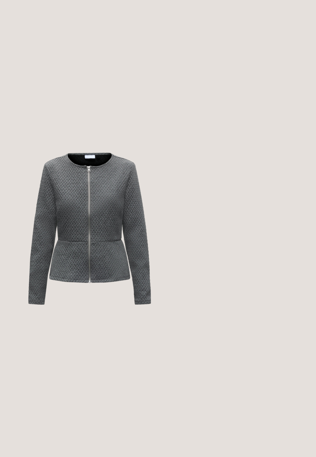 Langärmelige graue strukturierte Jacke mit rundem Ausschnitt und silbernem Reißverschluss vorne, leicht tailliert.; Schwarzes langärmliges Oberteil mit Rundhalsausschnitt, aus weichem, dehnbarem Material gefertigt. Verfügt über eine taillierte Form und eine glatte Textur. Markenlabel sichtbar.; Schwarze weite Hose mit einem elastischen Bund und Kordelzug. Hergestellt aus einem glatten Stoff ohne sichtbare Muster oder Beschläge.; Schwarzer Slingback-Highheel aus Leder mit spitzer Schuhspitze, schwebt über grauem Teppichboden, unscharfer grünlicher Wandhintergrund.; Schwarze geflochtene Ledertasche mit zwei Griffen, strukturierte Form und subtiler glänzender Oberfläche vor einem schlichten hellen Hintergrund.; Silberne Ohrringe mit einer organischen, abstrakten Form. Glatte, glänzende Oberfläche mit einem konischen Design. Mit dezenten Kurven und einem zentralen Linienelement.