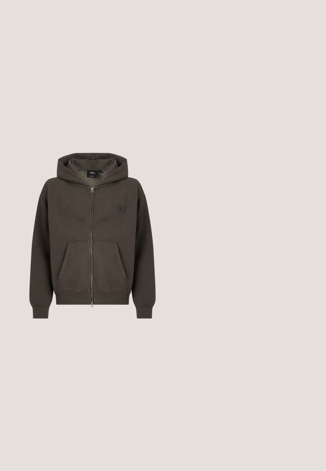 Sudadera con capucha y cremallera en color marrón oscuro, con bolsillos frontales, puños acanalados y capucha, que presenta un pequeño logo negro de Vans en el pecho.; Chaleco acolchado negro sin mangas con cremallera frontal y tres bolsillos con cremallera, incluyendo uno en el pecho y dos en los lados.; Camiseta Diesel de manga corta en gris oscuro con cuello redondo y pequeño logo gráfico marrón en la parte superior izquierda del pecho.; Pantalones convertibles de color verde oliva claro con piernas inferiores desmontables con cremallera, cierre delantero con botón y cremallera, y trabillas para cinturón.; ALDO THEPITCH - Zapatillas - black; Bolso de hombro negro en forma de media luna con correa acolchada ajustable y dos bolsillos frontales con cremallera y tiradores.