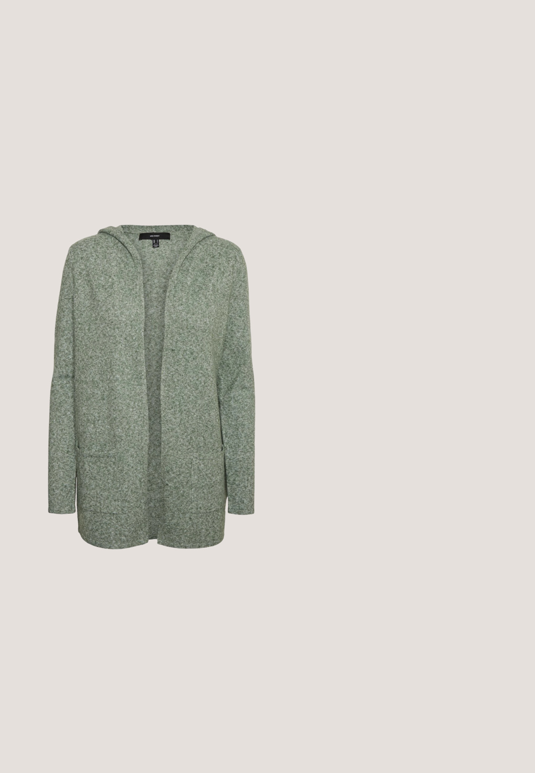 Cardigan à capuche vert en tricot doux et texturé. Présente un design ouvert à l'avant, des manches longues et deux poches avant.; Haut vert à manches courtes en tissu texturé. Présente un col rond et une fermeture éclair discrète au dos, avec un ourlet légèrement arrondi.; Pantalons verts olive avec une texture lisse, une coupe fuselée et des détails de plis à l'avant. Taille élastique pour le confort et un bon ajustement.; Baskets beige et vert clair avec semelle blanche et lacets, flottant au-dessus d'une surface en béton texturée avec des marches en arrière-plan.; Sac bandoulière en tissu vert clair avec sangle réglable et petit logo métallique à l'avant, présenté sur un fond blanc uni.; Boucles d'oreilles en argent présentant un design abstrait distinctif avec des formes irrégulières et une finition brillante. Comprend une attache à tige pour fixation.