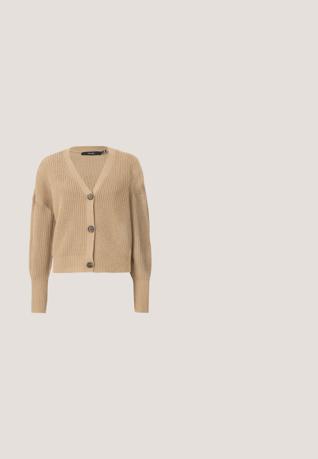 Beige strikket cardigan med V-hals, oversized ærmer og fem knapper ned langs fronten. Har ribbede manchetter og et struktureret stof.; Denimskjorte med klassisk krave, blå farve, oversized pasform og dekorative hjerteformede udsparinger. Har trykknapper og lange ærmer.; Lyseblå denimjeans med vid benåbning, der har fem lommestile, lynlås i gylpen og diskret falmning på lårene. Rene kantfinish.; Ben iført mørke ribbede leggings kombineret med sorte balletsko med små sløjfedetaljer på hvid baggrund.; Lille sort blank håndtaske med to lange håndtag og snøre-detaljer i siden på en ensfarvet lys baggrund.; Sort læderbælte med en glat overflade, der har en metal sølv spænde og en tilspidset ende. Enkel, klassisk design.