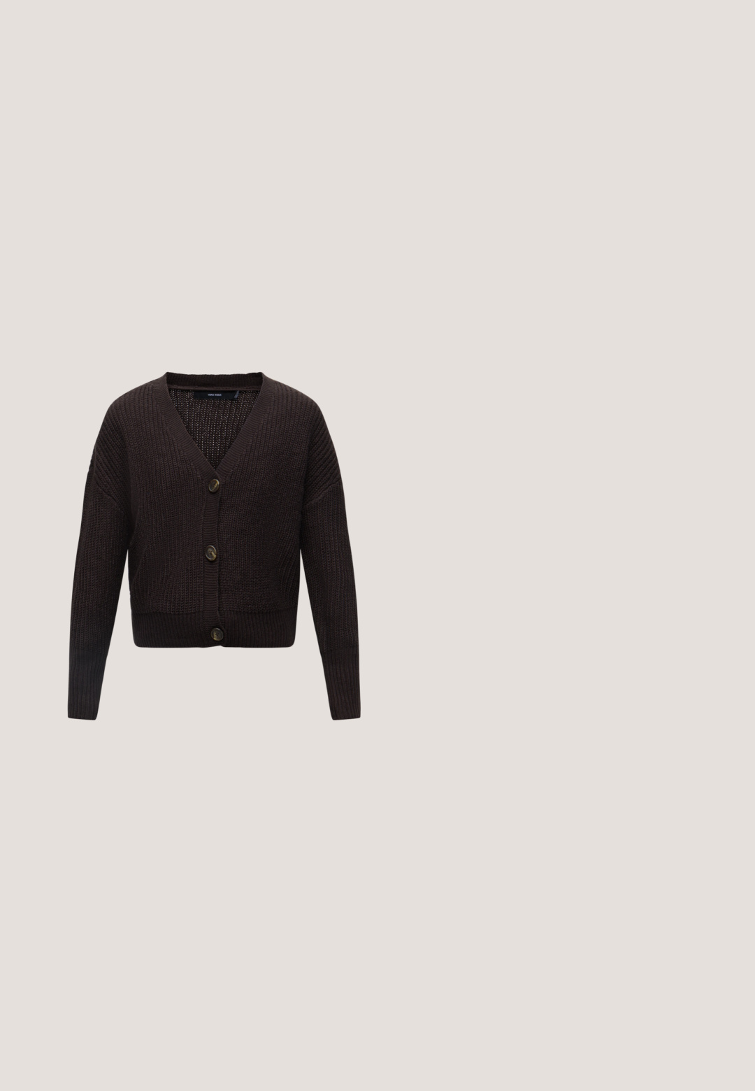 Cárdigan de punto marrón oscuro con mangas largas y tres botones en la parte delantera sobre un fondo blanco.; Vestido mini marrón oscuro sin mangas con tirantes finos de tipo espagueti y escote recto con detalle de tela en capas.; Pantalones de pierna ancha en tejido marrón oscuro, con textura suave, pliegues frontales y cinturilla ajustada.; Zapato de tacón alto de cuero marrón con grabado de cocodrilo, punta afilada y tacón delgado que presenta un acento triangular dorado.; Bolso de cuero marrón oscuro con asa superior, panel frontal tejido, cierre giratorio dorado y correa de hombro desmontable sobre un fondo liso.; Pendientes colgantes con cuentas redondas moradas oscuras, óvalos texturizados, dorados y cuentas irregulares marrón oscuro en forma de piedra apiladas verticalmente.