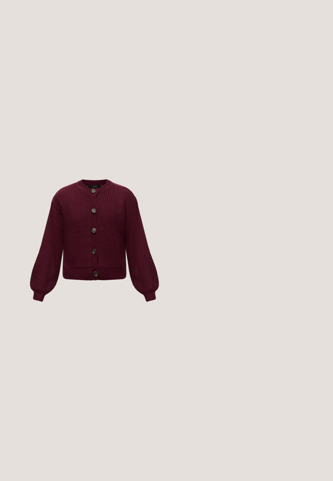 Chunky strikket cardigan med lange ærmer i mørkerød med rund halsudskæring og fem mørke knapper foran.; Bordeauxrød fitted t-shirt med korte ærmer og rund hals, vist på en ensfarvet baggrund.; Rude bukser med bred benform, der har læg, høj talje og en blanding af brune, sorte og lyseblå farver.; Bourgogne laklæder slingback-hæl med spids tå, tynd ankelrem og lille dekorativ spænde. Glat tekstur og høj hæl.; Bordeaux læder skuldertaske med en buet form, dobbelt håndtag, lynlås lukning og subtile sømdetaljer. Glat, højglans finish.; Øreringe i guldfarve med en abstrakt, organisk form, der har en tekstureret overflade og lukkemekanisme med stik.