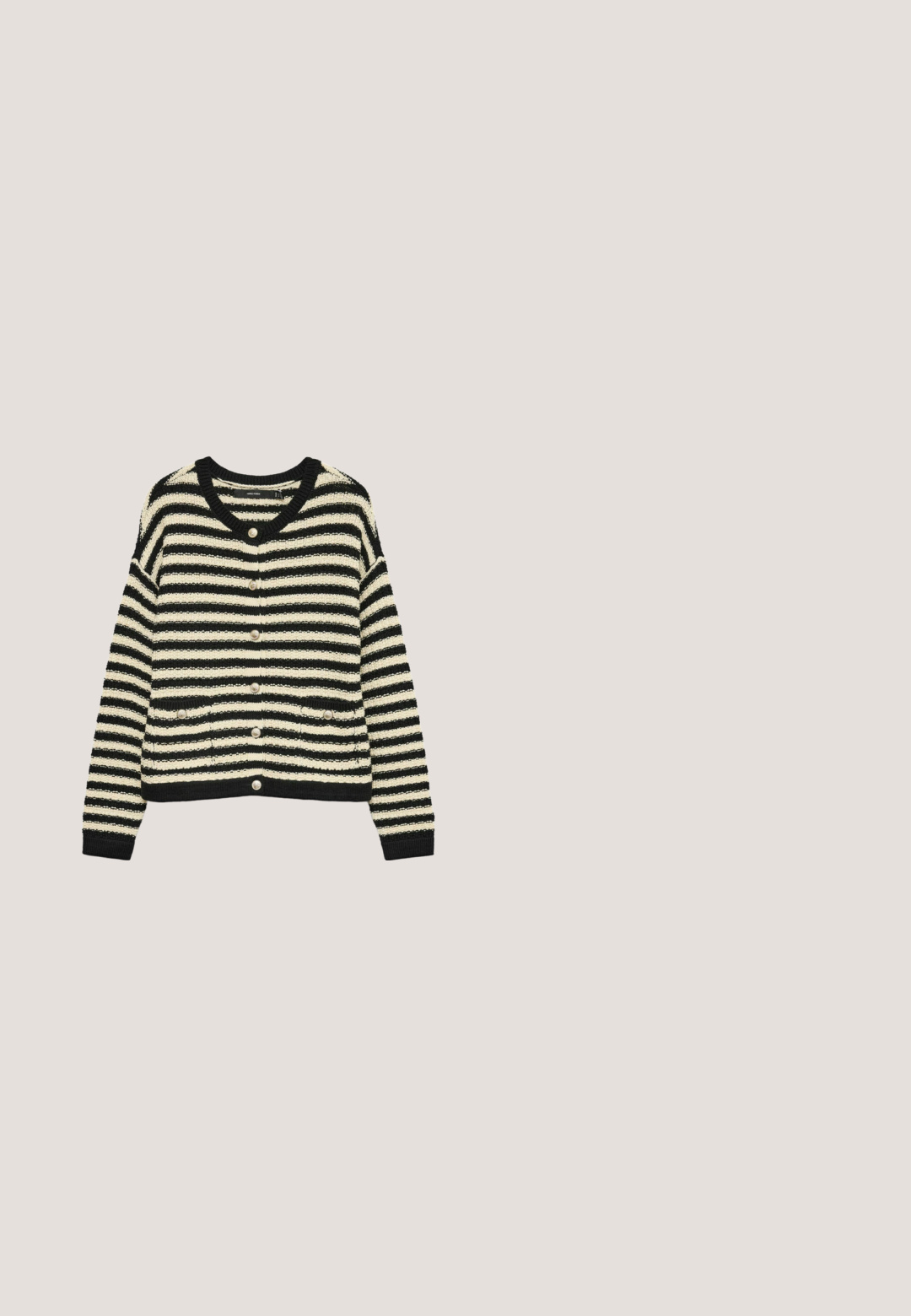 Gestreepte cardigan in zwart en roomkleur, met een V-hals, knoopsluiting, twee voorkwasten en een textuur gebreide stof.; Zwarte, gestructureerde top met metallic zilveren studs gelijkmatig over de stof verdeeld, met een soepele halslijn en een gebogen zoom.; Zwarte corduroy broek met hoge taille en uitlopende pijpen, voorzien van voorzakken, een metalen knoopsluiting en een gestructureerd stofpatroon. Etiket toont "FLARE."; Zwarte slippers met dikke zool, twee verstelbare zilveren gespen en kleine zilveren studs op de bandjes.; Zwarte rechthoekige zonnebril met donkere lenzen, voorzien van een glanzend plastic montuur en versierde sleuven op de tempels met kleine ronde uitsparingen.; Zwarte rechthoekige schoudertas met twee ritssluitingen aan de voorkant, zijvakken en verstelbare band met metalen gesp en oogjes.