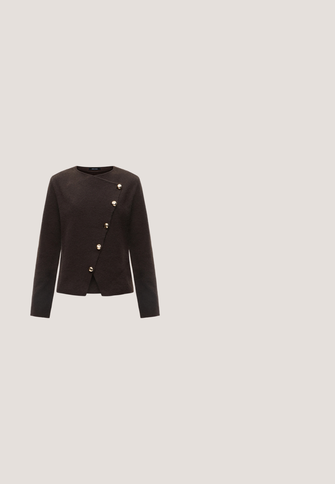 Donkerbruine lange mouwen jas met asymmetrische voorkant en zes gouden ronde knopen in een diagonale lijn.; Witte t-shirt met korte mouwen, ronde hals, relaxte pasvorm, gemaakt van zacht katoen. Glad textuur, geen patronen of logo's.; Zwarte leren kokerrok met een aangesloten ontwerp, een gladde textuur en elastische taillebandaccenten aan weerszijden. Rechte zoom aan de onderkant.; Zwarte leren platte ballerinaschoen met een puntige neus, meerdere dunne bandjes over de bovenkant en veterstrikjes die rond de enkel zijn gewikkeld.; Zwarte leren schoudertas met dubbele bandjes bevestigd met gouden ringen en klinknagels, glad en licht glanzend oppervlak, eenvoudig ontwerp.; Set glanzende gouden dubbele lus oorbellen met stekertjes op een witte achtergrond.