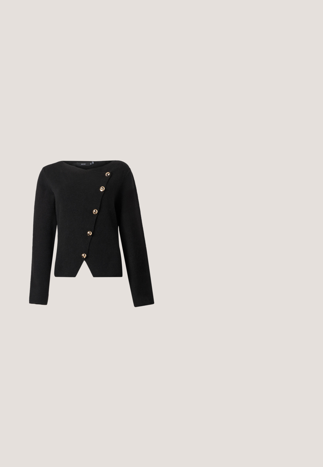 Sort langærmet sweater med asymmetrisk frontlukning med seks gyldne runde knapper og en lille frontslids ved kanten.; To enkle tanktoppe i sort og hvid, lavet af et glat, strækbart stof. De har tynde stropper og et enkelt, tætsiddende design.; Sorte bukser med vide ben og hvide polkaprikker, høj talje og knaplukning i taljen.; Sort laklæder højhælet sko med spids tå og ankrem bundet i en knude bagpå, vist på en ensartet hvid baggrund.; Sort rektangulær håndtaske med to lange stropper, guldringdetalje og lynlåslukning på en ensfarvet lys baggrund.; Delikat guldkæde-bælte med små forbundne blomster og en justerbar forlængerkæde på en ensartet hvid baggrund.