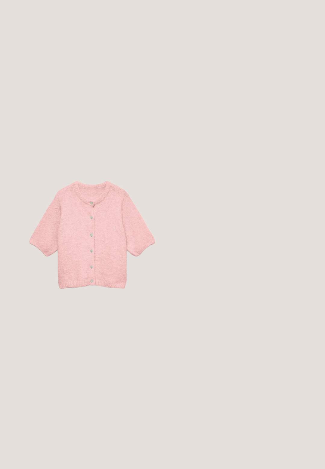 Lyserød kortærmet strikket cardigan med rund halsudskæring og seks knapper foran, vist på hvid baggrund.; Lyserød kortærmet t-shirt lavet af glitrende stof med rund halsudskæring og en afslappet pasform. Glat tekstur og minimale design detaljer.; Lys blå, vide jeans lavet af denim. Har en standard talje, forlommer og en lynlås med knaplukning.; Lavtop casual sneaker med beige ruskind, hvid og lyserød læder, brun sål, snørebånd med stjernevedhæng og "REPLAY" logo på siden.; Lyserød bucket taske med brede vævede stropper, justerbar skulderrem og en brun snørepose af stof indeni.; Perlekæde med hvide ovale perler, der er adskilt af små guldmetal-accenter, sikret med en guldkæde med justerbar lås.