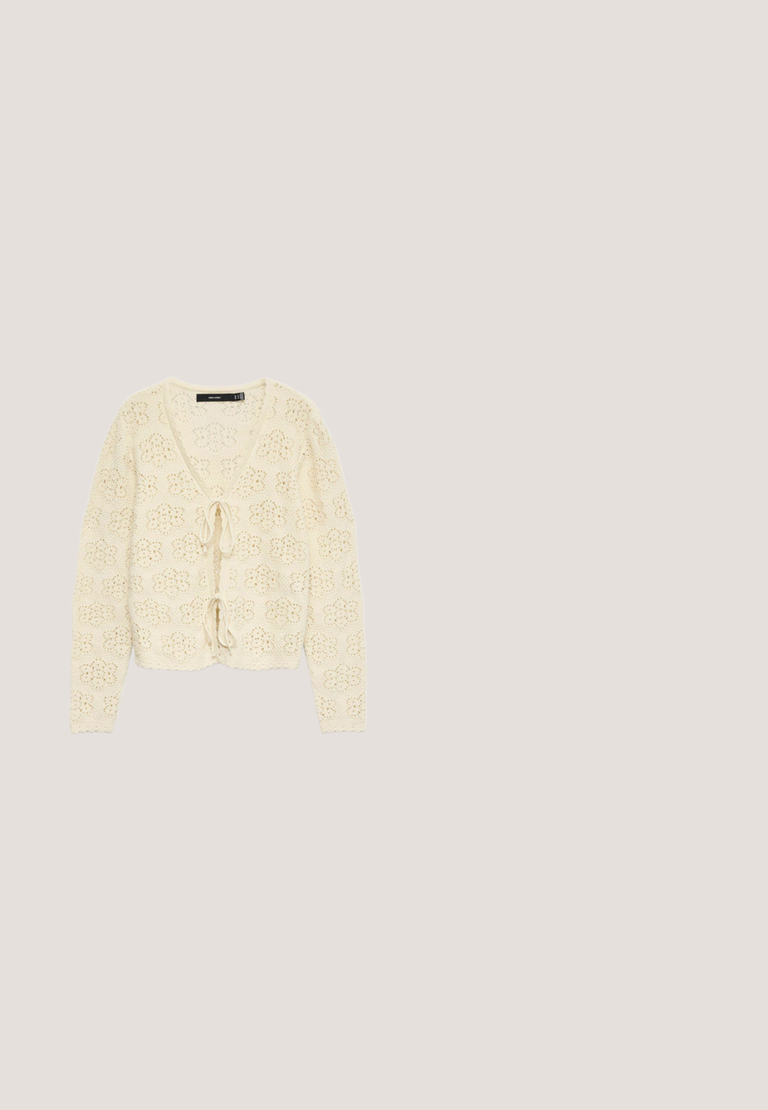 Kreemikat värvi heegeldatud kampsun pikkade varrukatega, V-kaelusega ja kahe eest seotud kinnitusega, mis on kaunistatud lillemustriliste aukudega.; Faithfull the brand AUVE MIDI DRESS - Maksikleit - white; Pruunist nubukist pahkluu saapad terava toe ja korviga. Sile tekstuur, külgseppumisega sulgemine. Klassikaline disain ja kuju.; Ümmargune kootud õlekõrsst käekott nöörist käepidemega ja "ALEMAIS" tikitud pruunil niidil küljel.; Kuldtooni kihiline kaelakee, mis koosneb kahest ahelast. Ehtes on ümmargune ripats ja väike kalliskivi, luues õrna disaini. Sile tekstuur.; Punutud pruun nahkvöö ümarate pandla ja kuldse konksuga, esile tõstetud keeratuna valgel taustal.
