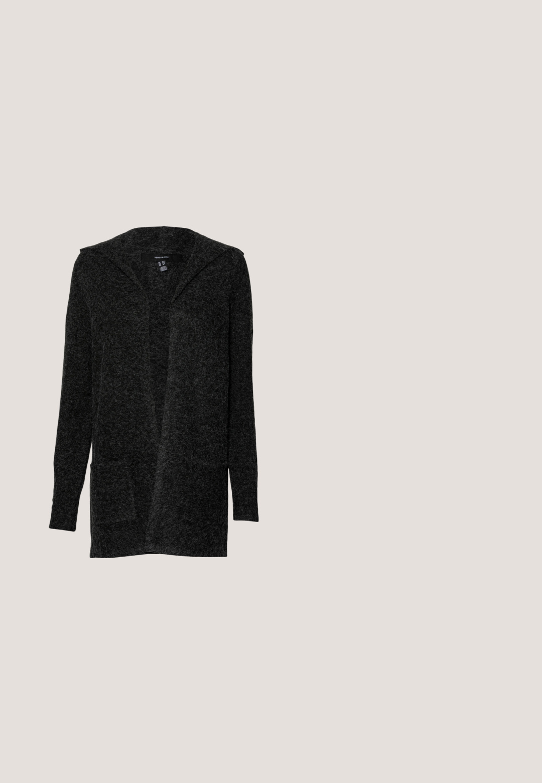 Vero Moda Tall VMDOFFY OPEN HOOD CARDIGAN - Chaqueta de punto - black; Camiseta de algodón negra con manga corta tipo cap sleeve, escote redondo y un corte relajado. Textura suave sin patrones ni adornos visibles.; Pantalones negros de tejido trenzado con una cintura alta, detalle de lazo ajustable, piernas entalladas y una textura suave. Adecuados para diversas ocasiones.; Sandalia gladiador de cuero negro con tres correas ajustables con hebilla metálica sobre suelo de baldosas y asfalto.; Bolsa de mano azul y blanca con un gran patrón de flores estilizadas con lunares y dos asas para llevar en la mano o al hombro.; Tres pares de pendientes de aro de oro en tamaños pequeño, mediano y grande, dispuestos verticalmente sobre un fondo blanco.