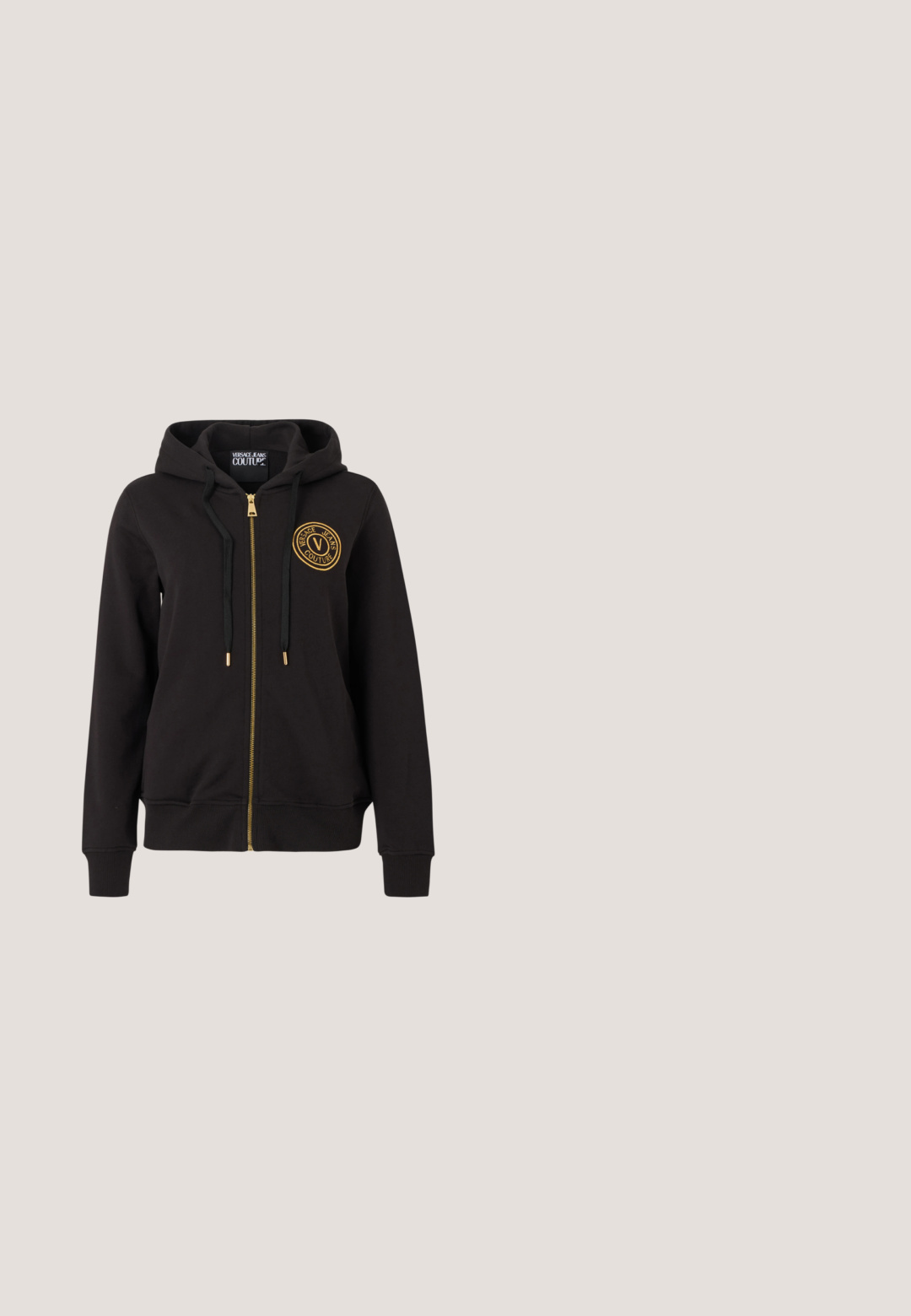 Sudadera negra con cremallera y capucha, cordones negros, cremallera dorada y logo redondo dorado de Versace Jeans Couture en el pecho izquierdo.; Top negro de manga larga con escote en V, que presenta tela fruncida en el busto y un acento metálico redondo en el centro. Material suave y elástico.; Pantalones jogger negros de corte ajustado con cintura ajustable con cordón y parche con el logo dorado de Versace Jeans Couture en la parte superior del muslo izquierdo.; Zapato de tacón alto con punta afilada, superficie negra brillante, adornado con patrones florales dorados y una tapa metálica dorada en la punta.; Bolso bandolera negro acolchado con correa de cadena dorada y gran logo dorado "LOVE MOSCHINO" en el frente.; Los pendientes en tono dorado en forma de corazón presentan tres corazones apilados, cada uno decorado con piedras de rhinestone claras, resaltando un centro pulido.