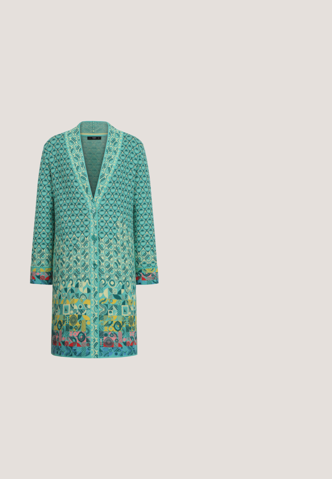 Turkis strikket cardigan med geometriske mønstre, V-udskæring og lange ærmer. Har knaplukning og farverige accenter i kanten.; Lang blomsterkjole med pink, lilla og beige blomster, lange pufærmer, V-halsudskæring og knaplukning foran.; Høj, lysebrun suede støvle med en træ-stak hæl, flettet kant og indviklede læderstropper med en gylden oval spænde.; Vævet skuldertaske med gradientfarver fra lys brun øverst til mørk brun nederst, med klaplukning og tynd rem.; Halskæde i gylden farvetone med to lagkæder og et spiralvedhæng med et struktureret design. Lukkes med karabinlukning.; Flettet sort læderbælte med orange og marineblå stofsnore vævet ind, med spænde i guldmetal.