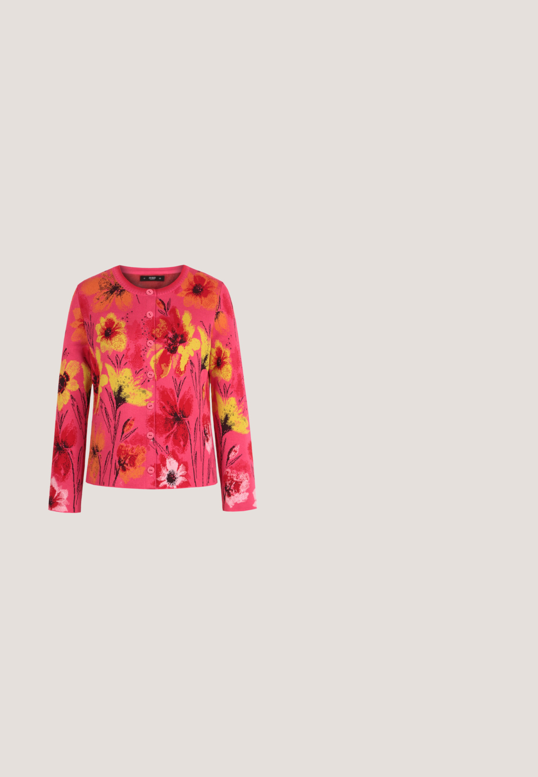 Cardigan rose à manches longues avec boutons sur le devant et grands motifs floraux jaunes, rouges, orange et blancs.; Robe en chambray bleu clair avec des bretelles fines et ajustables, un corsage ajusté et une jupe fluide avec une taille froncée pour plus de volume.; Chaussure à talon avec un bout en cuir verni noir, une bride bordeaux et une tige en textile à motif serpent ; dotée d'un grand talon block.; Foulard carré bleu clair avec motif floral blanc, bordure fine noire et texte "kate spade new york" dans le coin inférieur droit.; Sac à main en paille tissée avec une grande anse composée de grosses perles en bois foncé, décorations florales au crochet, pompons, strass et une bandoulière chaîne dorée.; Ceinture en daim marron avec une grande boucle ovale en argent et plusieurs trous d'ajustement sur fond blanc.