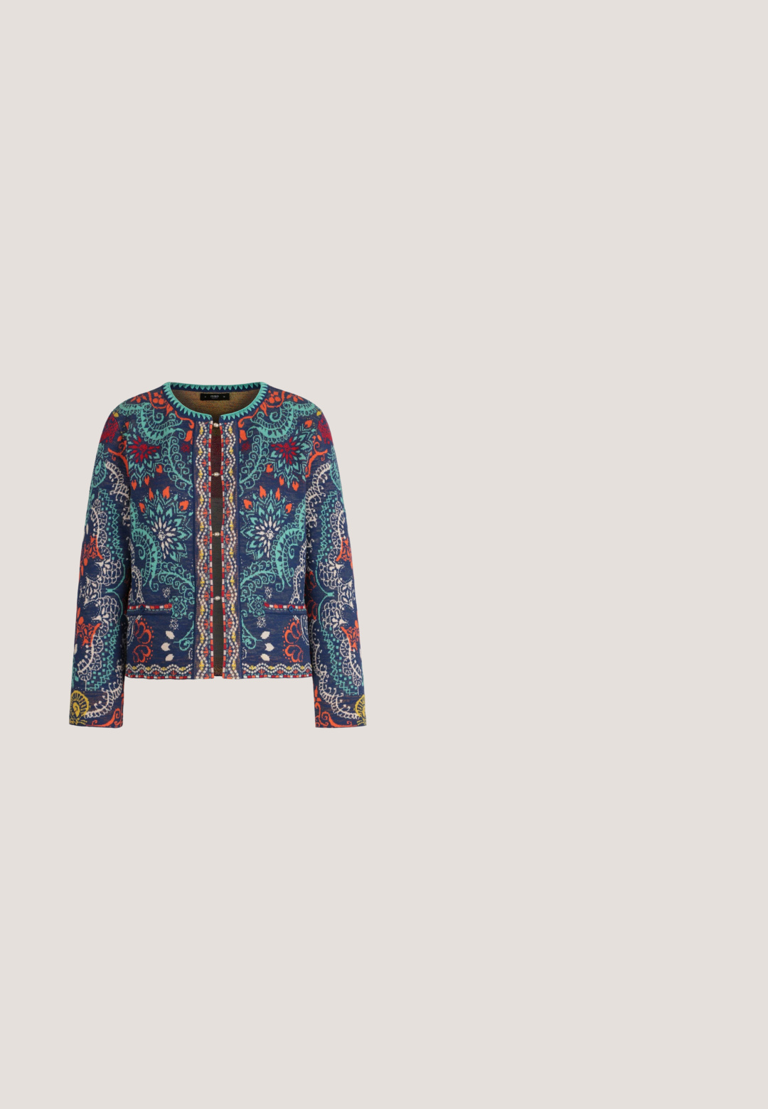 Chaqueta tejida colorida con intrincados patrones florales y de cachemira en tonos verde azulado, rojo, naranja y blanco, con abertura frontal y pequeños bolsillos delanteros.; Blusa de estampado floral en verde claro con acentos en rosa y blanco, que presenta un cuerpo fruncido y mangas abullonadas, atada en la parte de atrás con borlas.; Tela negra con un colorido patrón de paisley en rosa, azul y crema, con arrugas visibles, un botón y detalles de cremallera.; Bota de cuero y tela hasta la mitad de la pantorrilla con un patrón floral de lentejuelas, puntera marrón grabada y tacón bloque multicolor grueso con suela estriada.; Bolso de mano verde oscuro con forma redonda, asa superior y bordados de girasoles, hojas, libélula, mariposa y pájaro.; Pendientes de oro con piedras preciosas multicolores en cascada en tonos verde, amarillo, rosa y naranja, dispuestas en diversas formas y tamaños.