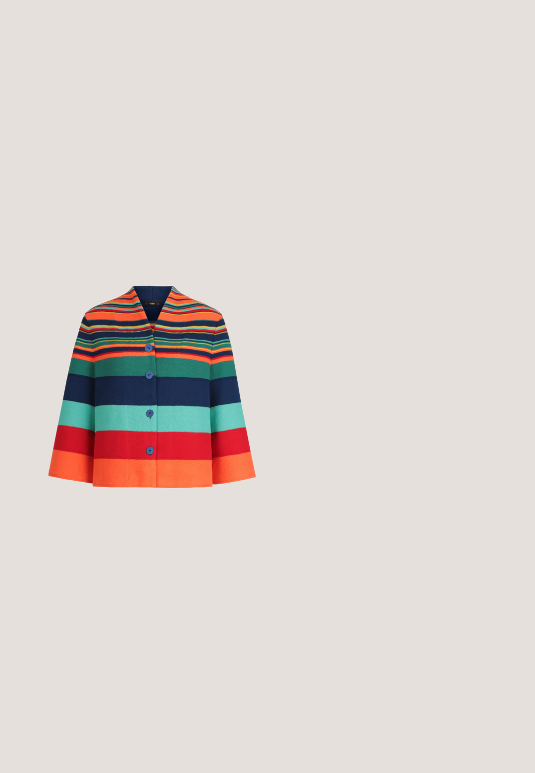 Veste boutonnée à manches larges avec des rayures horizontales en orange, rouge, turquoise, marine, vert, jaune et bleu foncé.; Haut à manches longues de couleur vert citron vif, en tissu côtelé. Présente un col rond et un ourlet festonné. Design sans ornement.; Pantalon évasé avec un motif floral multicolore, présentant des fleurs orange, violet et teal ainsi que des feuilles vertes sur un fond blanc.; Baskets basses bleu et blanc avec semelle en gomme et languette rose au talon, avec des rayures blanches et une fermeture à lacets sur fond blanc.; Sac à main en denim avec des anses noires, décoré de patchs colorés représentant un œil, un papillon, une vague, une couronne et "POW", ainsi que des clous dorés et une poche zippée.; Bague en pierre précieuse verte avec des coupes triangulaires et rectangulaires, montée sur un bandeau en ton argent avec un design ajouré.