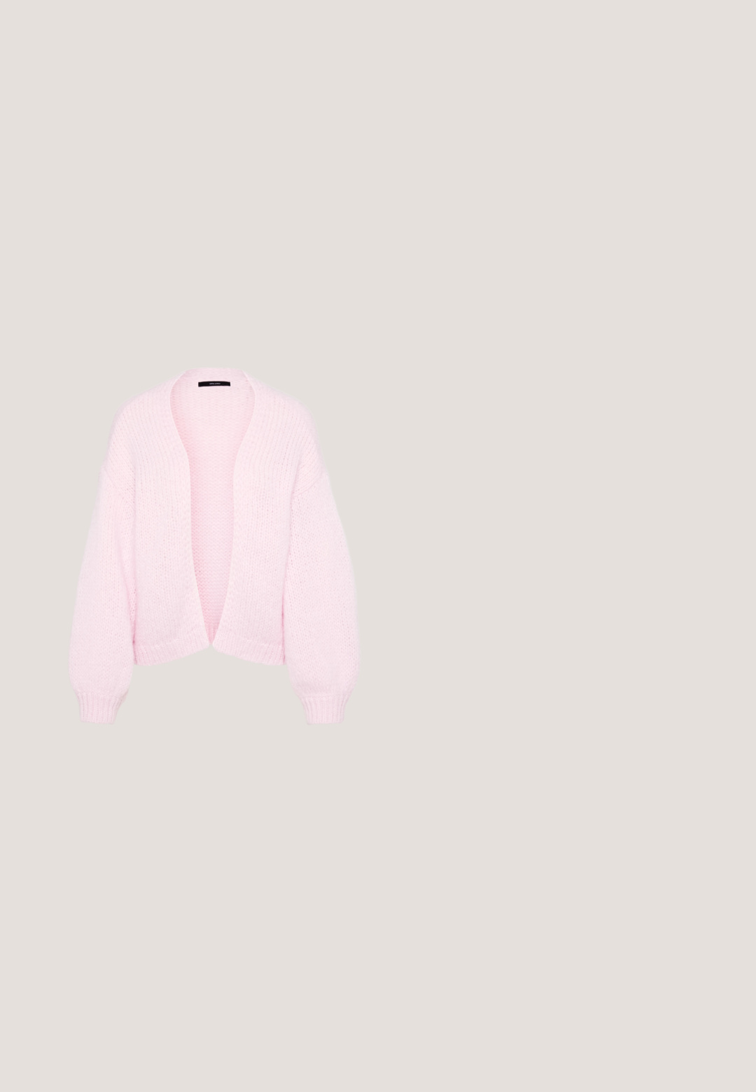 Lichtroze gebreid vest met een losse pasvorm, open voorkant en brede mouwen. Gestructureerde stof met geribbelde manchetten en zoom.; Lichtroze mouwloze jurk met een elastische taille, strikdetail bij de halslijn en een losse, vloeiende uitstraling. Gemaakt van zachte, gestructureerde stof.; Roze platte schoen met een ronde neus en een enkele band over de wreef. Glad oppervlak met een flexibele zwarte zool. Minimalistisch ontwerp.; Lichtblauwe zijden sjaal met multicolour handtassenillustraties en donkerblauwe randen met het label "Coach."; Roze pompon textuur handtas met een gevlochten handvat en een dunne schouderriem. Ronde vorm, zachte oppervlakte, compact design.; Roze, glanzige haaraccessoire in de vorm van een grote strik, met een gladde textuur en een dunne band om het op zijn plaats te bevestigen.